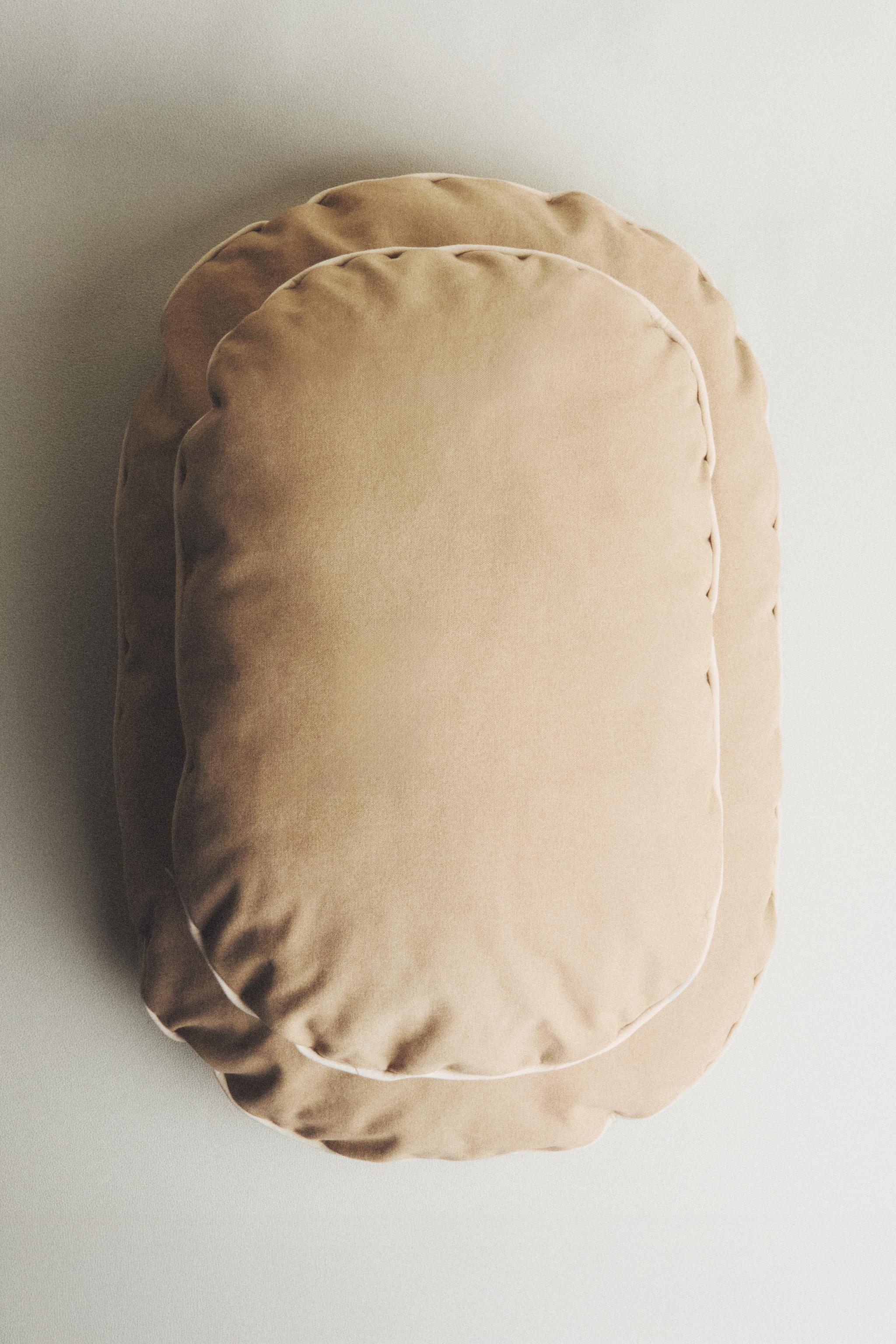 OVAL PET CUSHION WITH PIPING