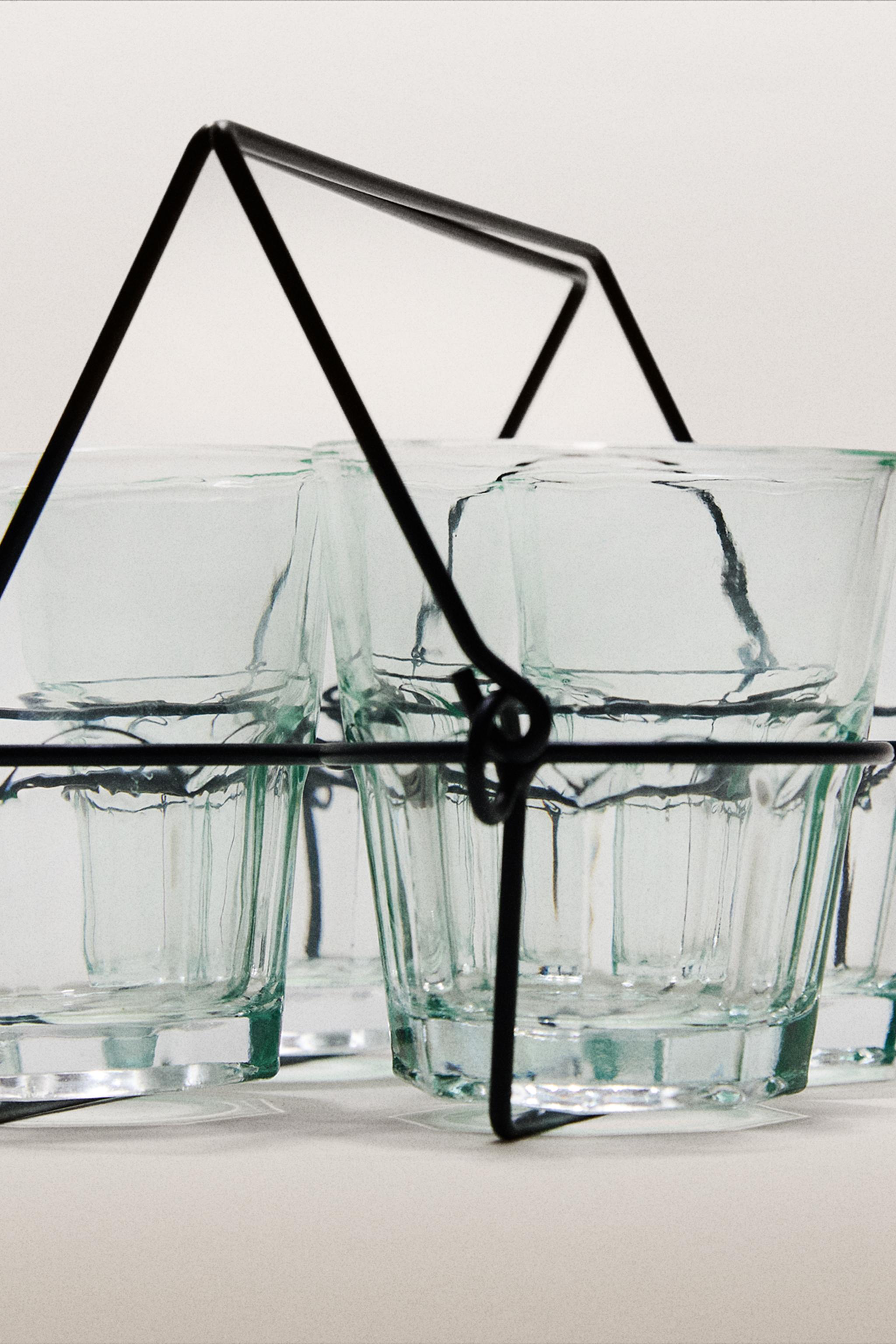 GLASS TUMBLER WITH A RAISED DESIGN