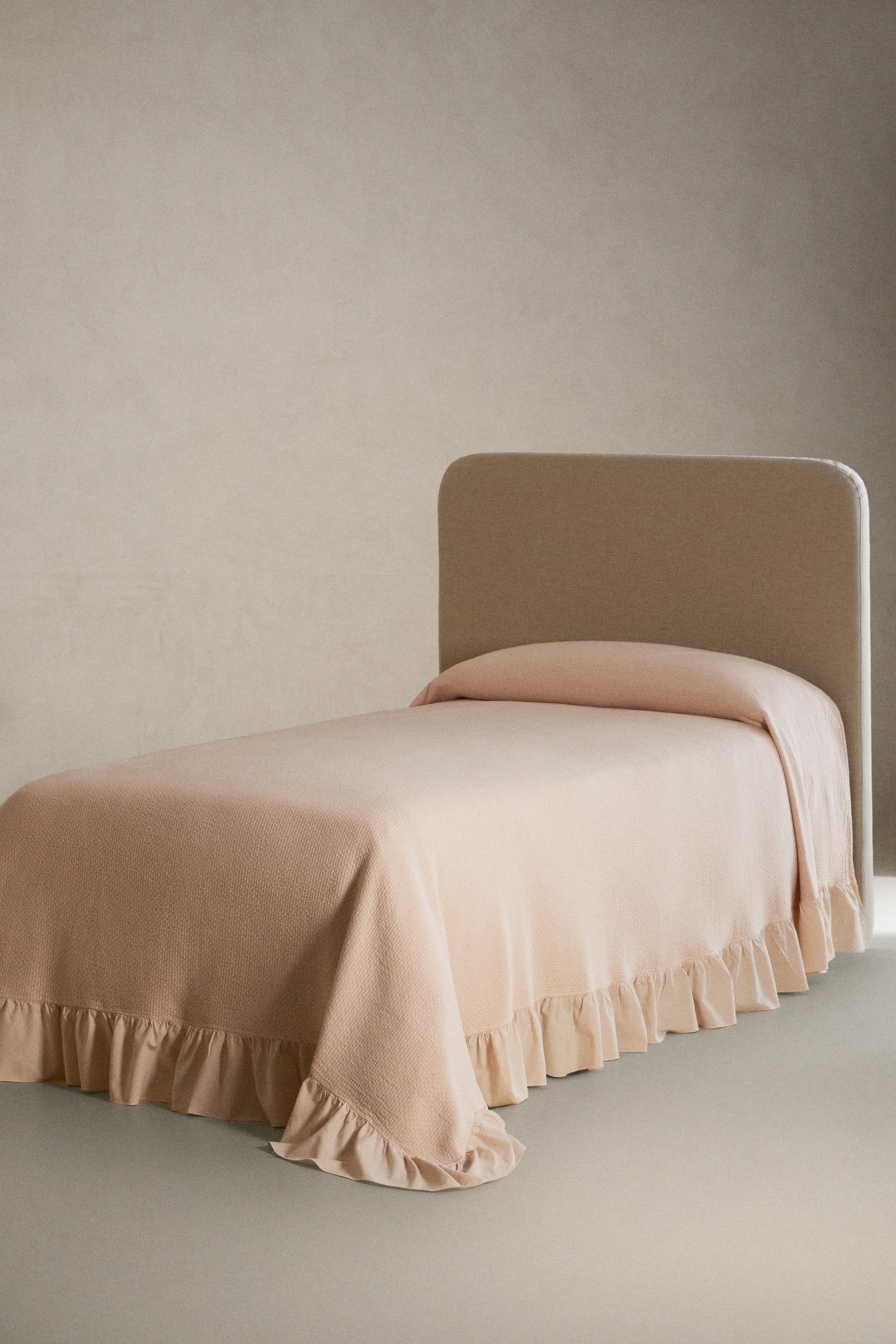 CHILDREN'S BEDSPREAD WITH RUFFLES