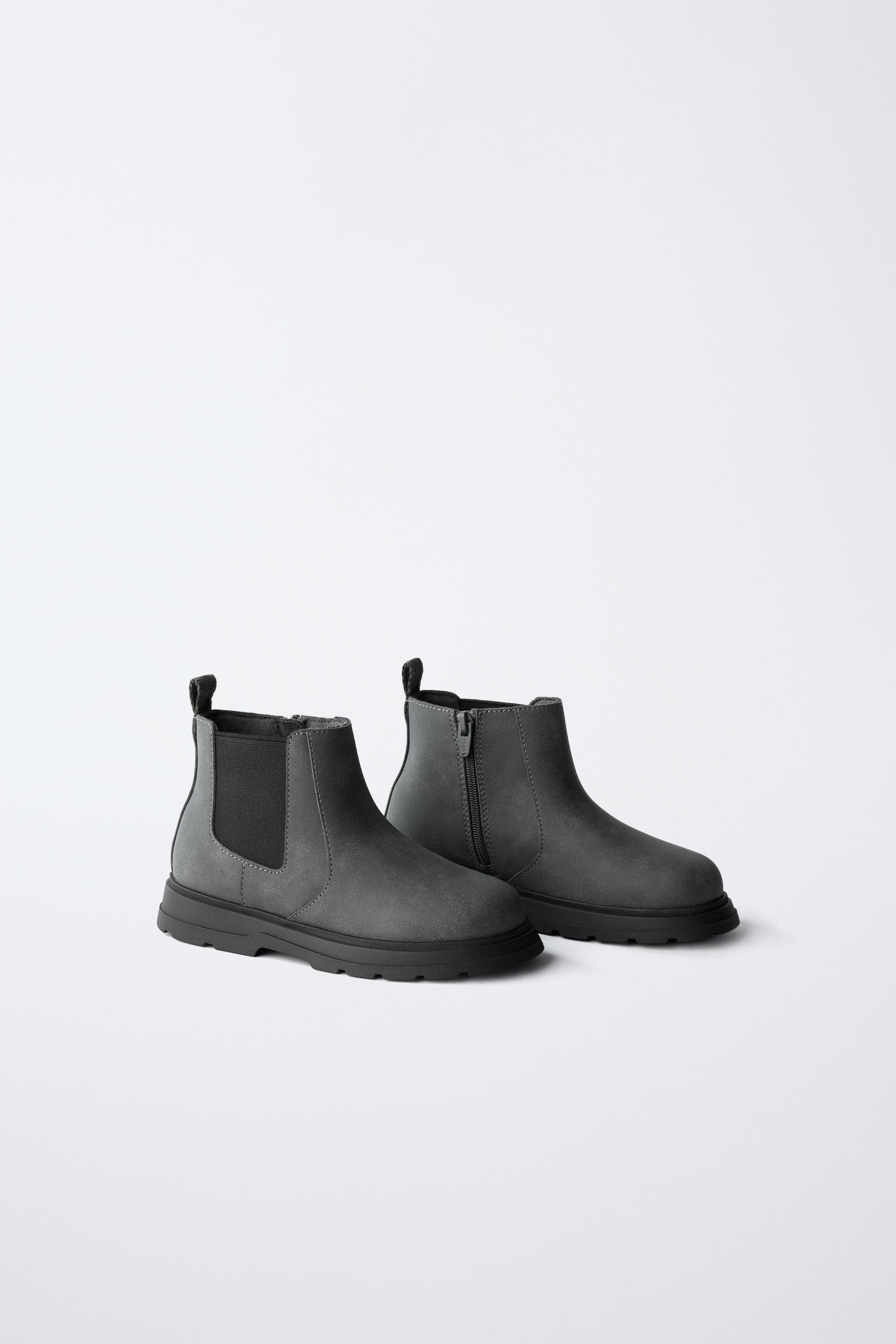 CHELSEA BOOTS