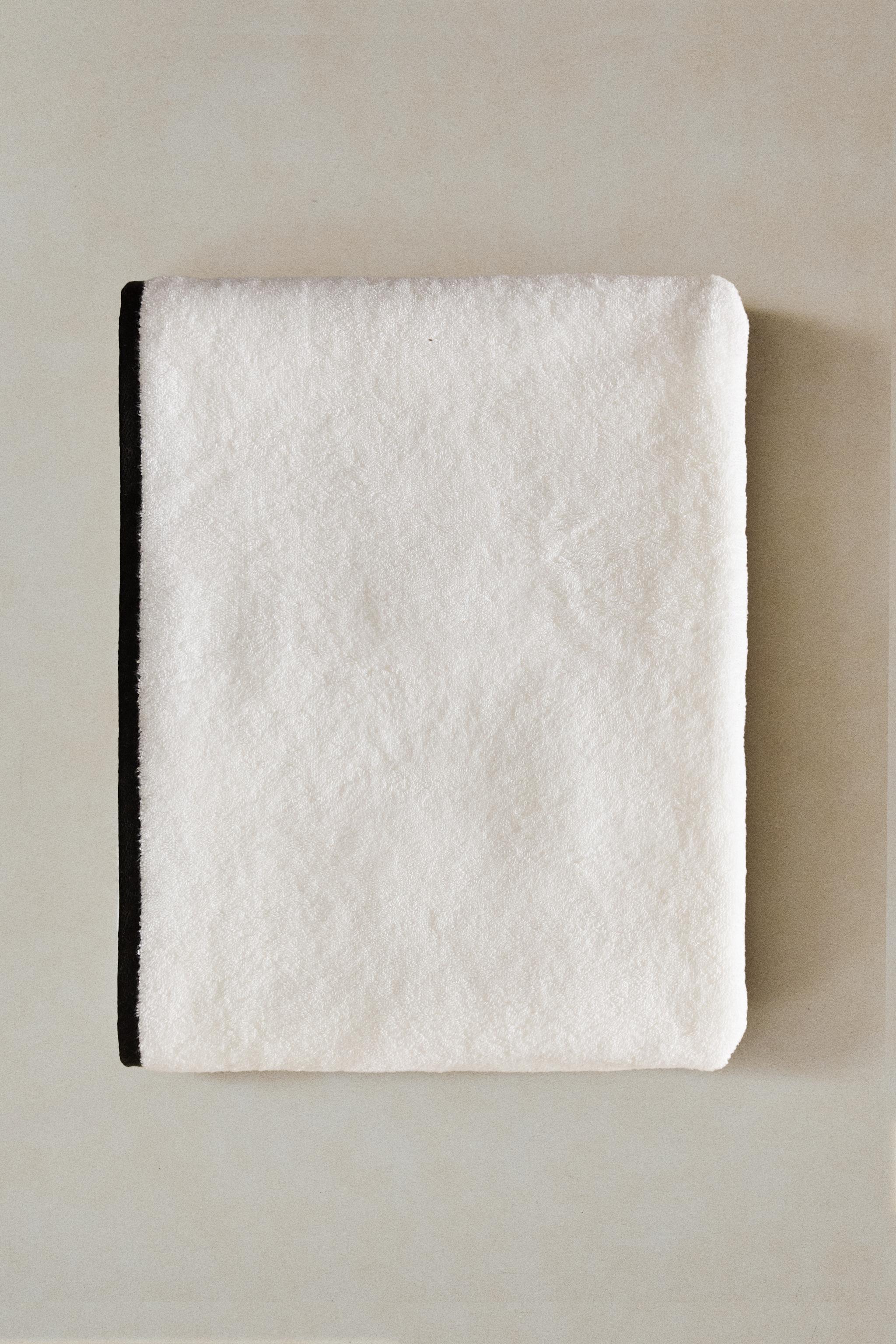 BATH TOWEL WITH CONTRAST BORDER