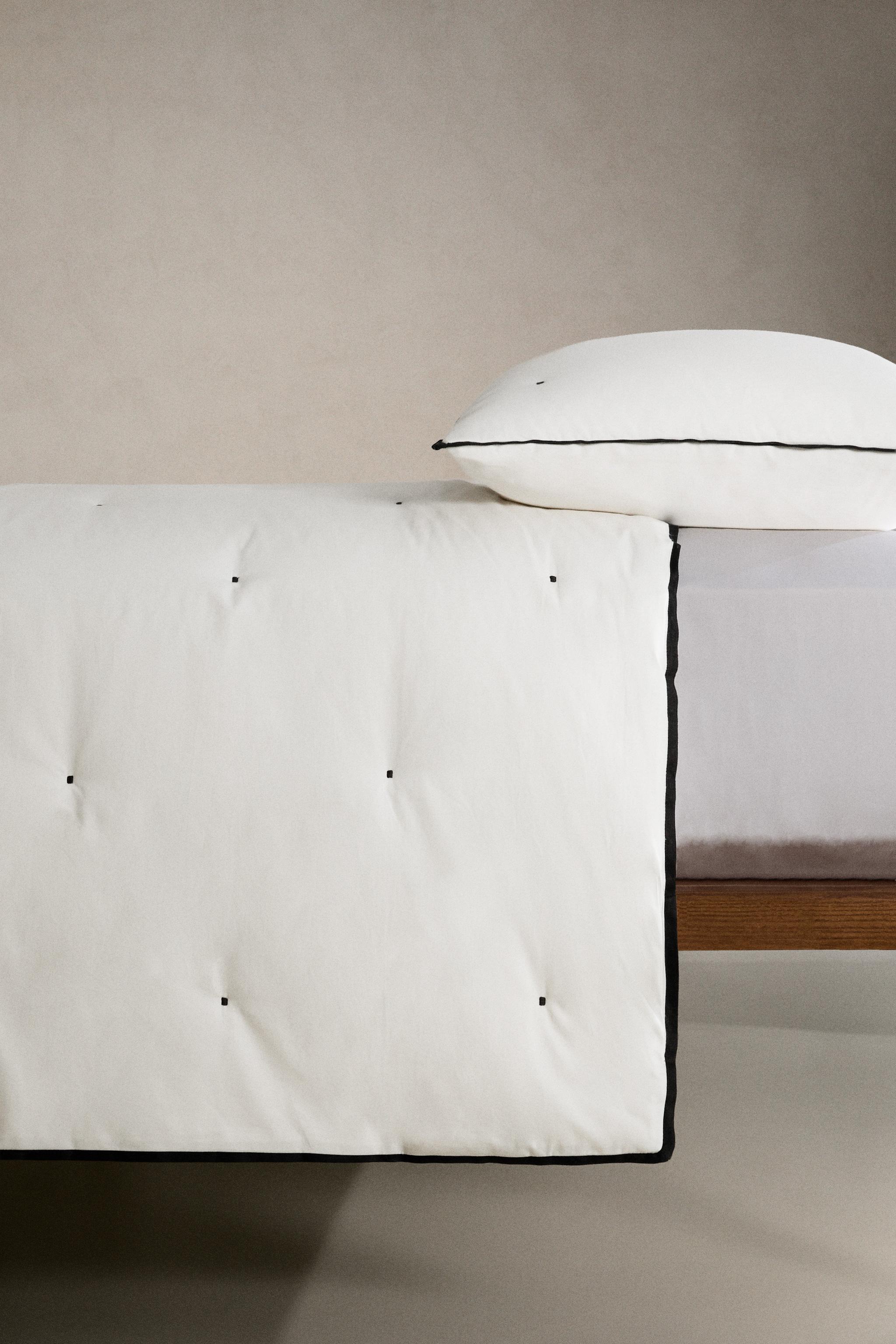 LINEN SATEEN QUILT WITH DOTTED STITCHING