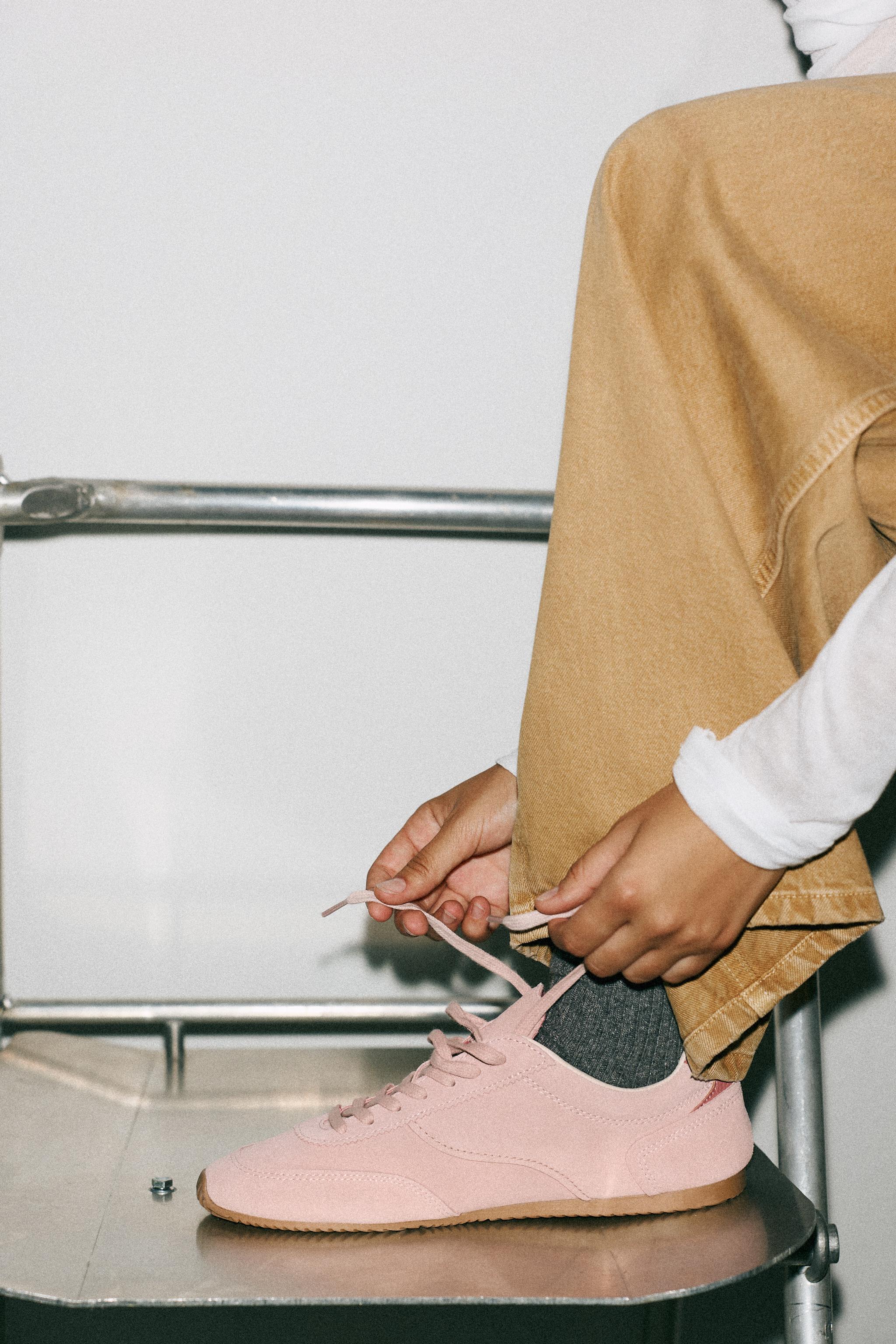 CONTRAST LEATHER SNEAKERS