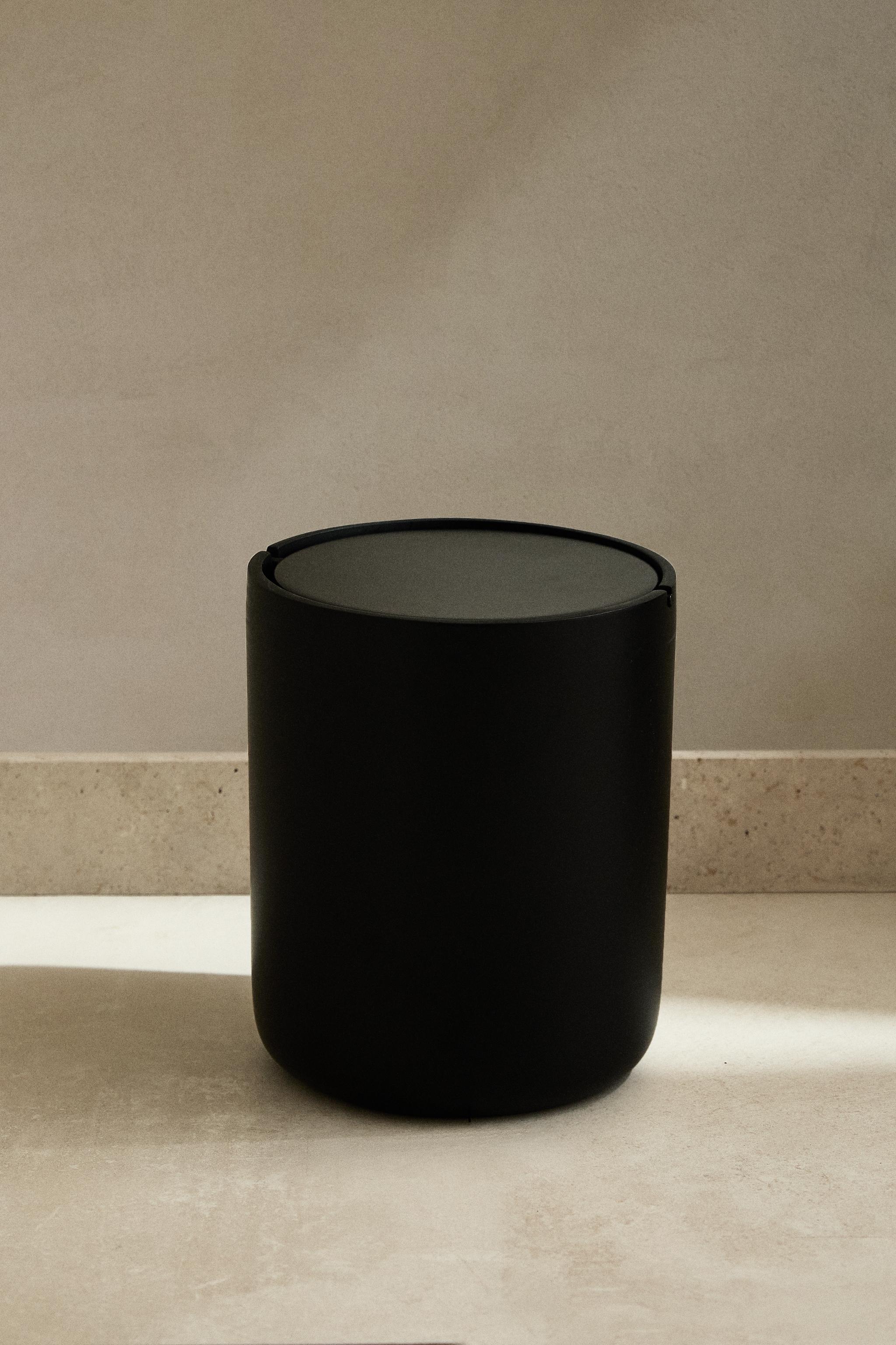 BLACK RESIN BATHROOM TRASH CAN WITH LID
