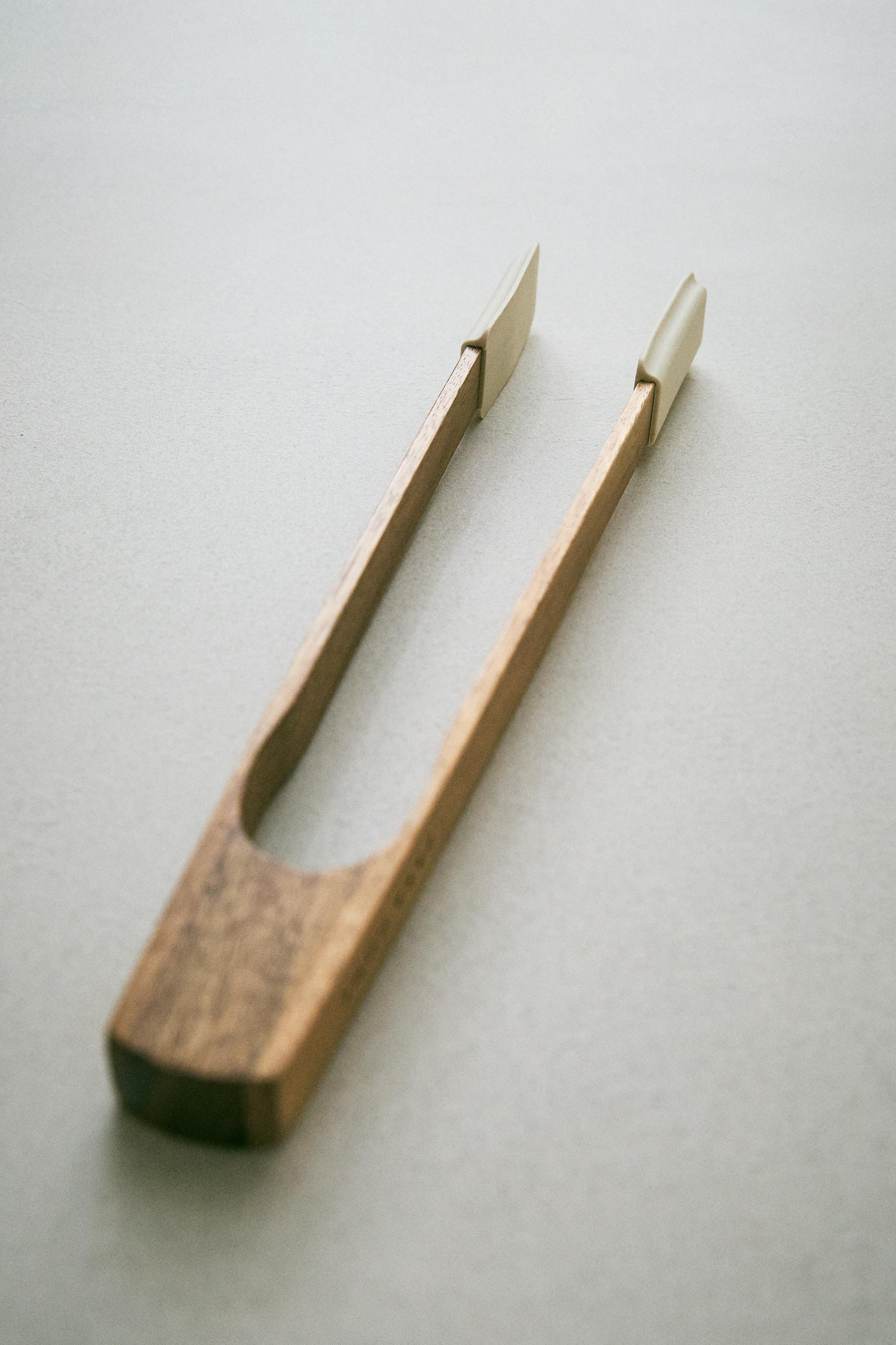 SILICONE AND WOODEN TONGS