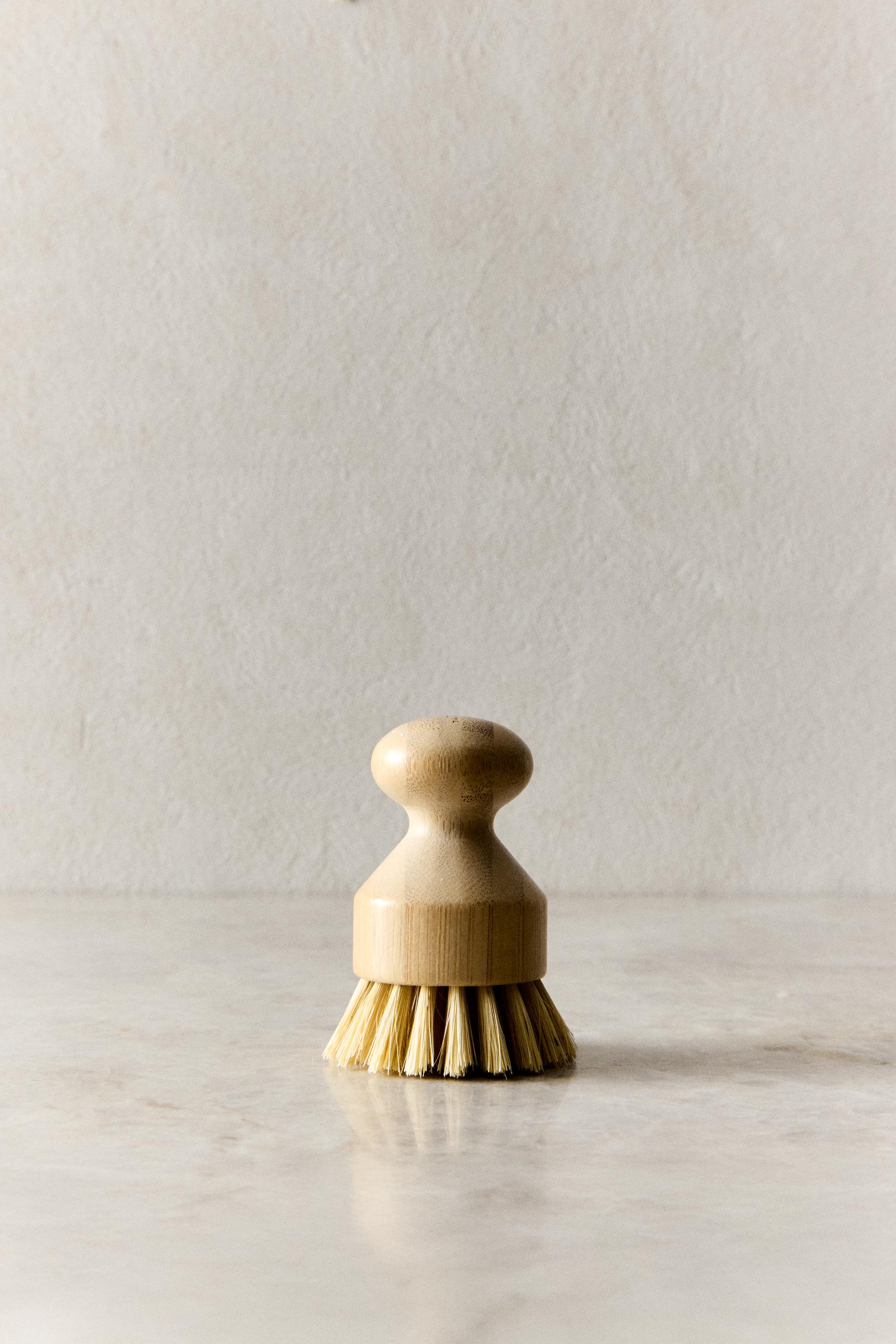 SMALL WOODEN BRUSH