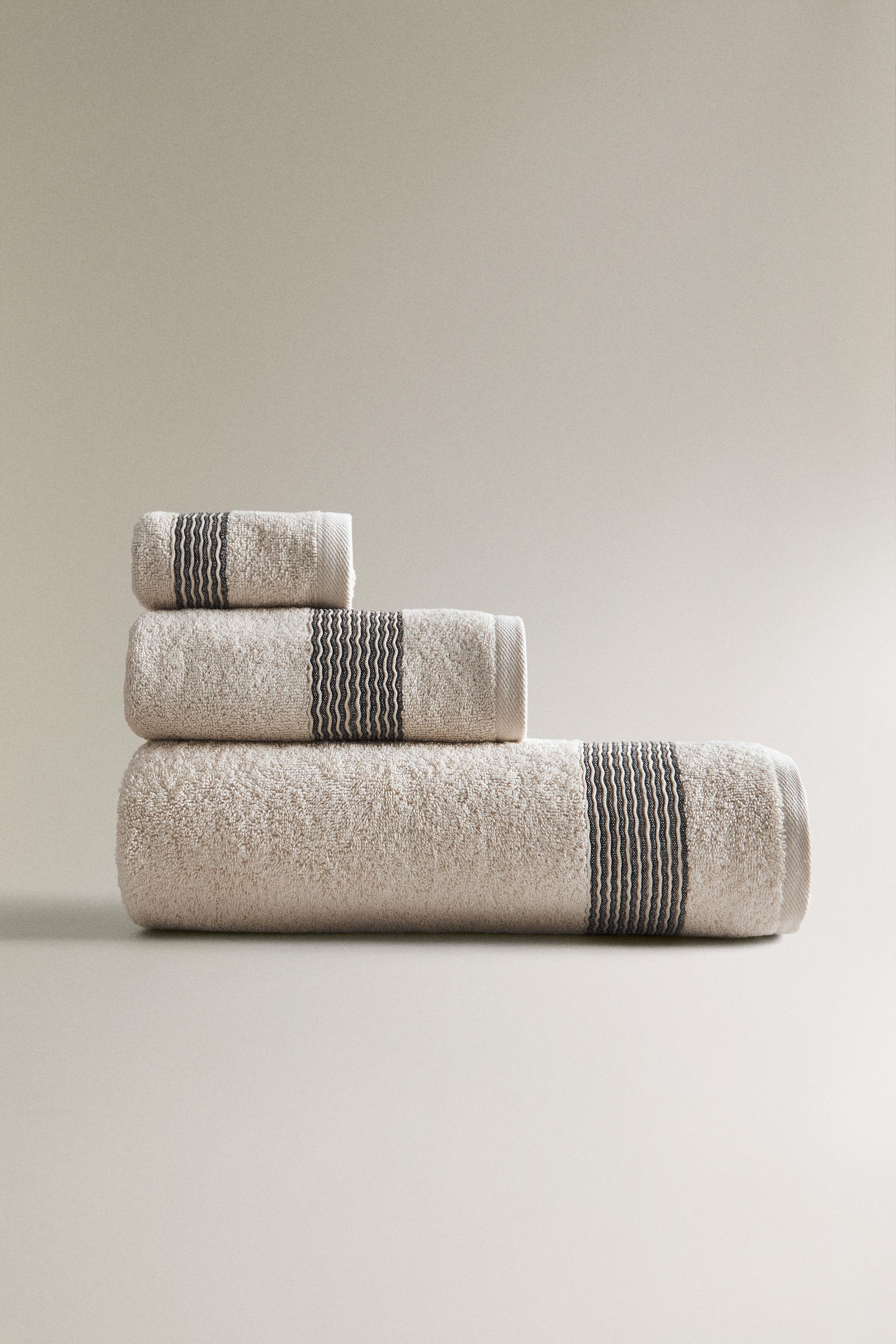 COTTON BATH TOWEL WITH PLEATED BORDER