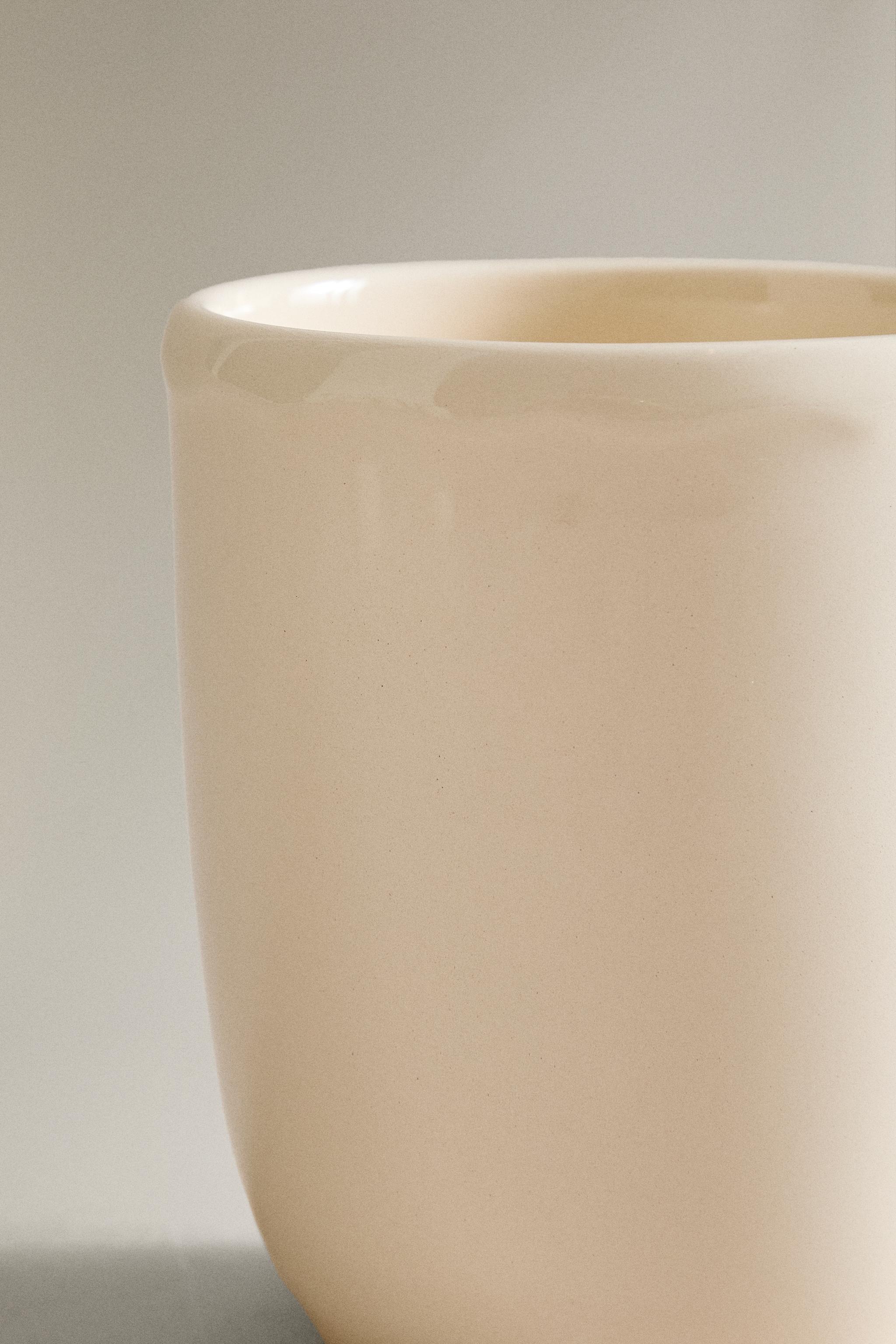 EARTHENWARE MUG WITH A RAISED-DESIGN EDGE