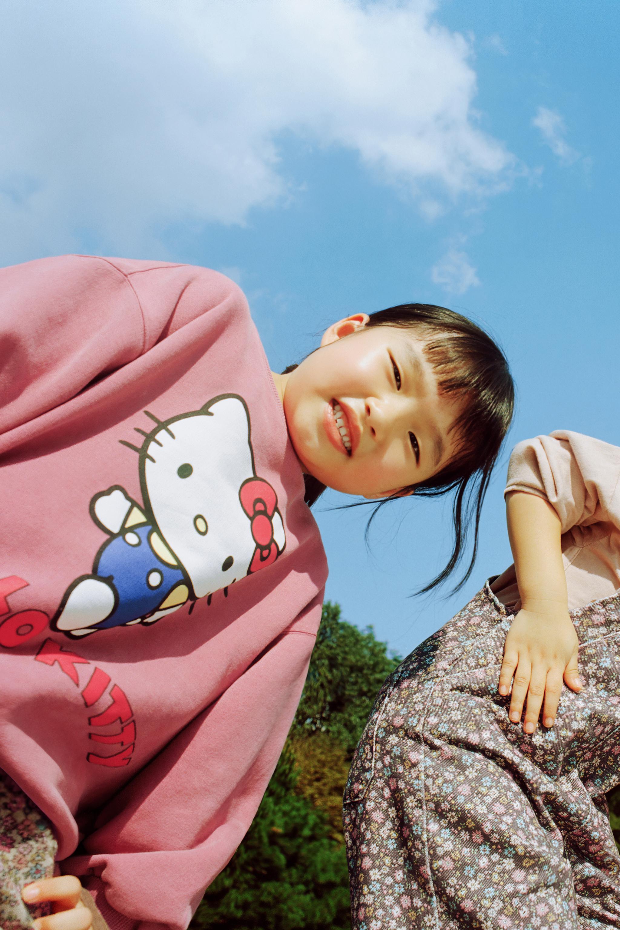 HELLO KITTY © SANRIO PRINT SWEATSHIRT