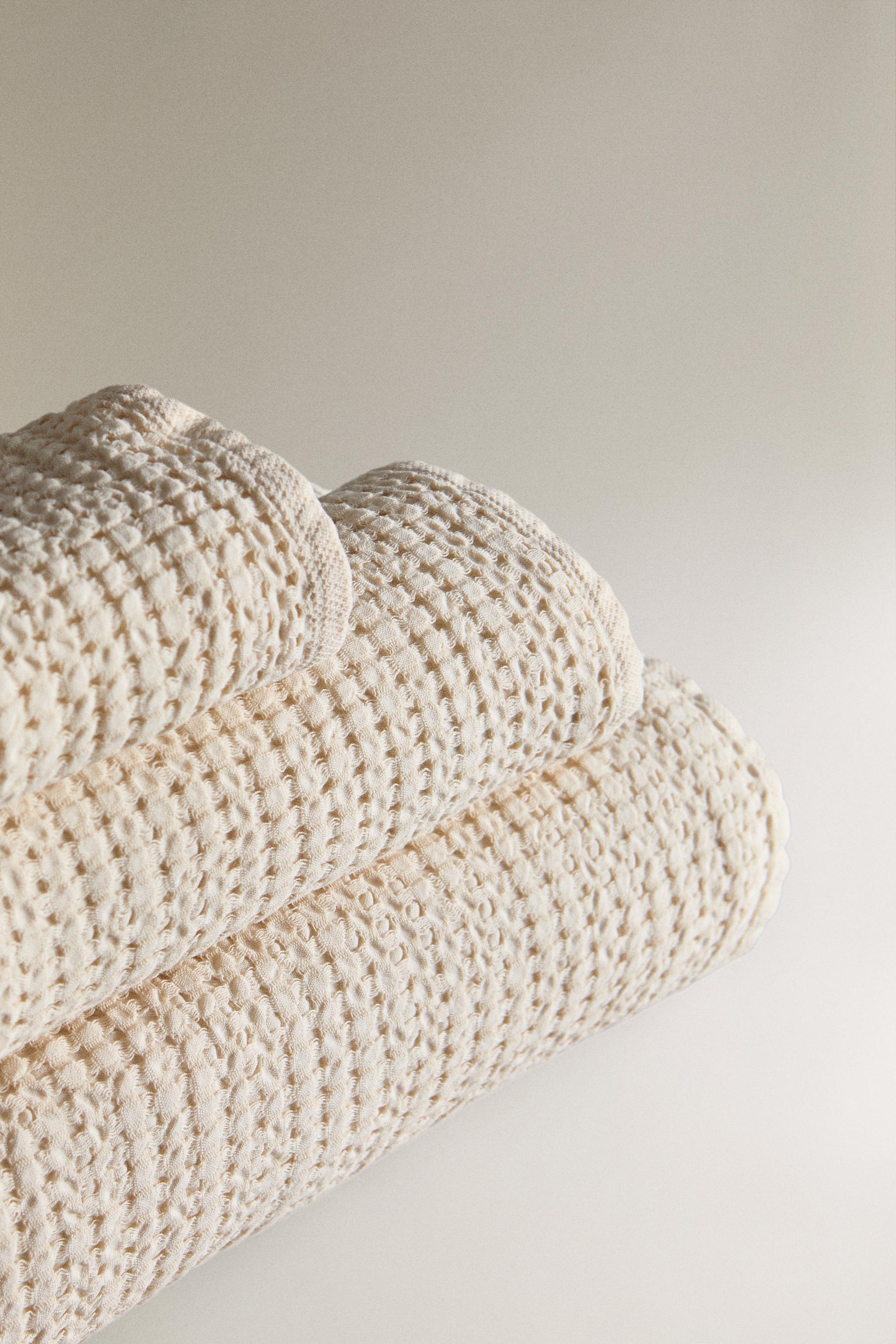 CHUNKY WAFFLE-KNIT BATH TOWEL