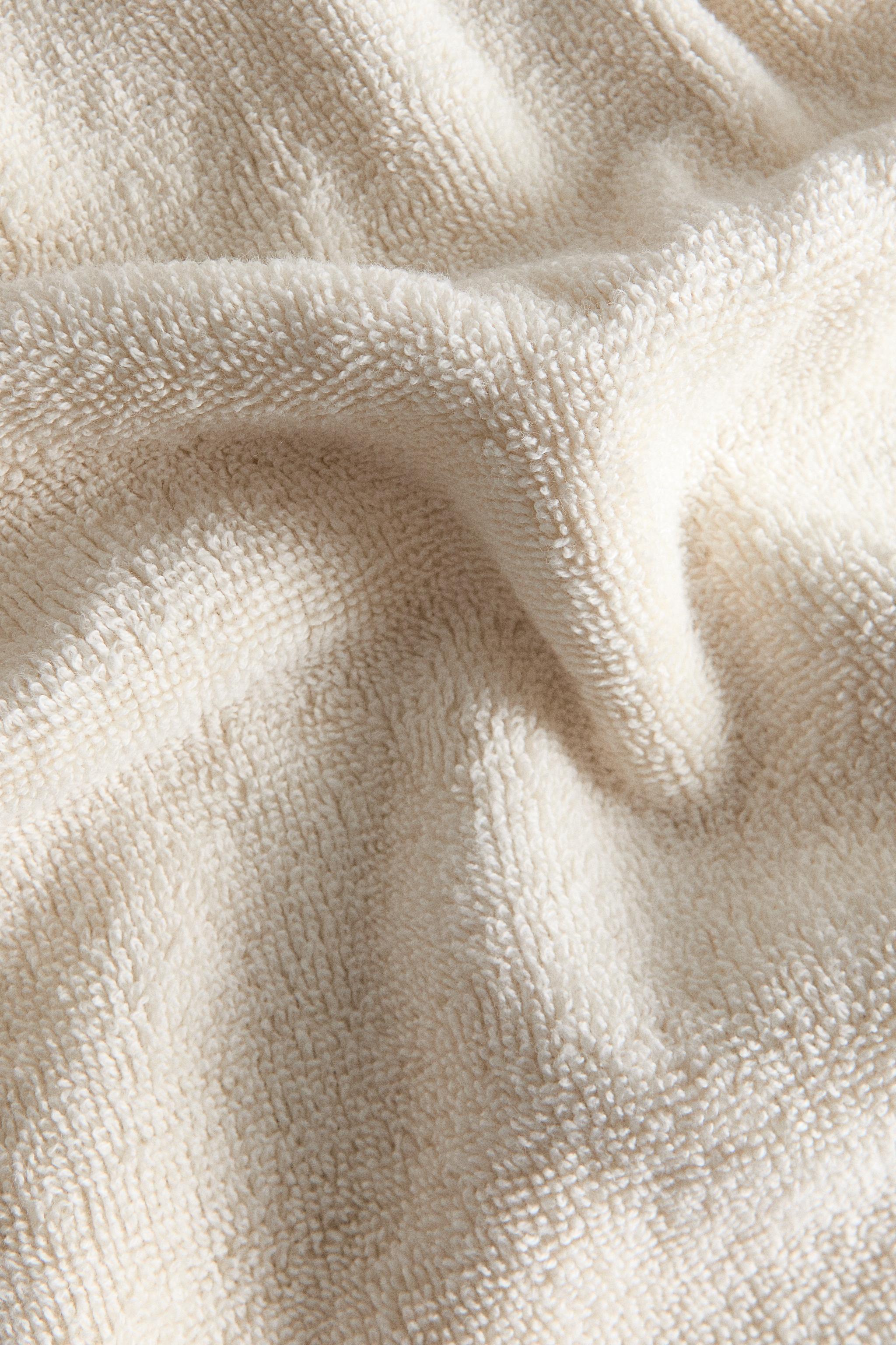 BATH TOWEL WITH SCALLOPED TOPSTITCHING