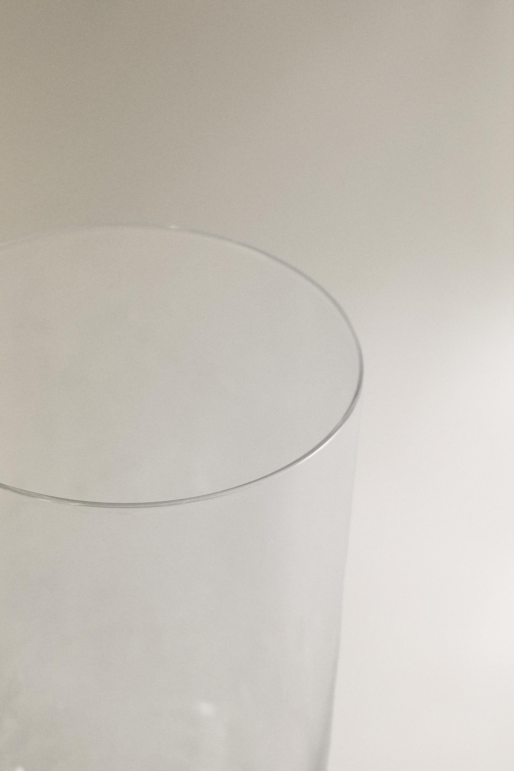 TALL TRANSPARENT GLASS TUMBLER