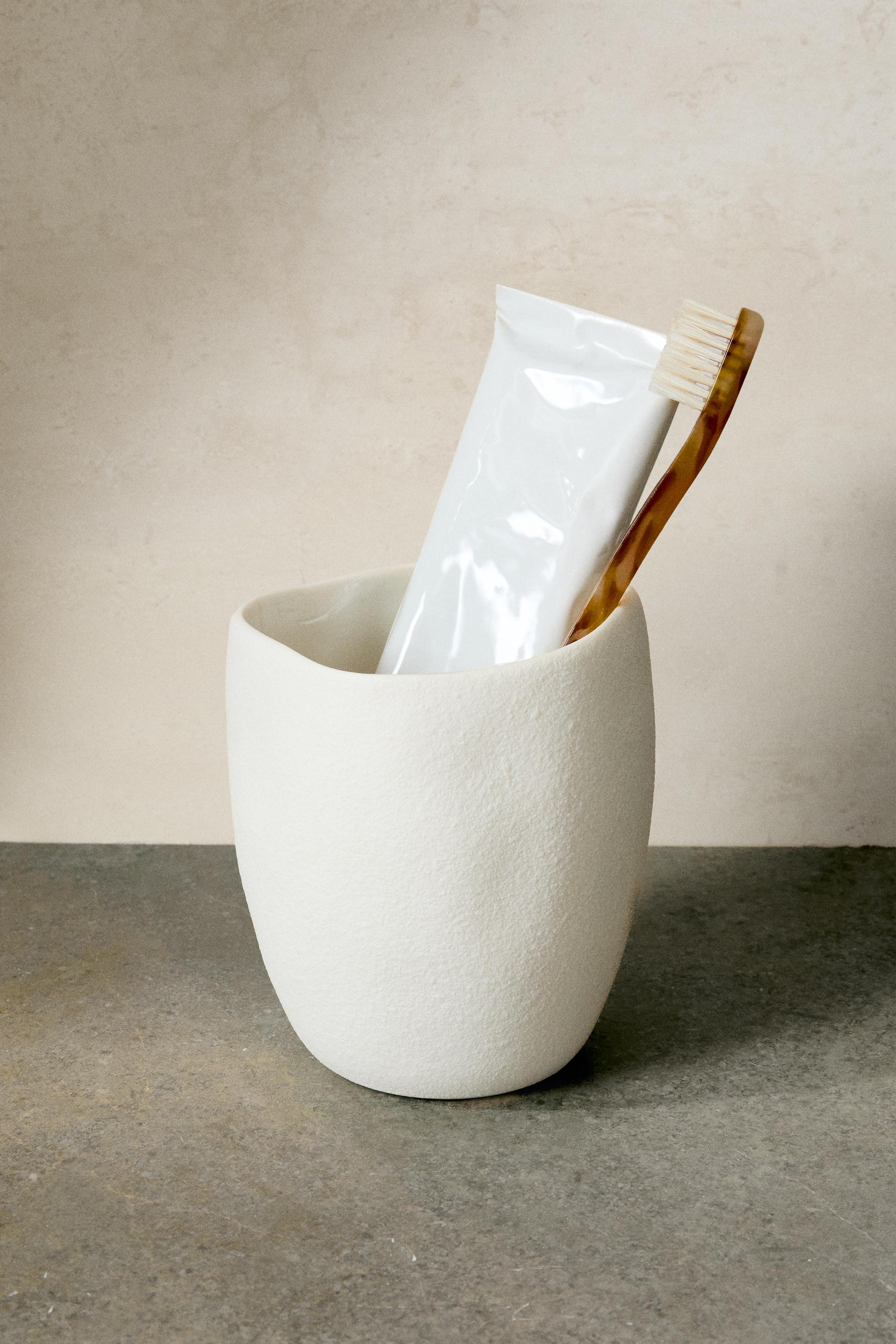 TEXTURED TOOTHBRUSH HOLDER