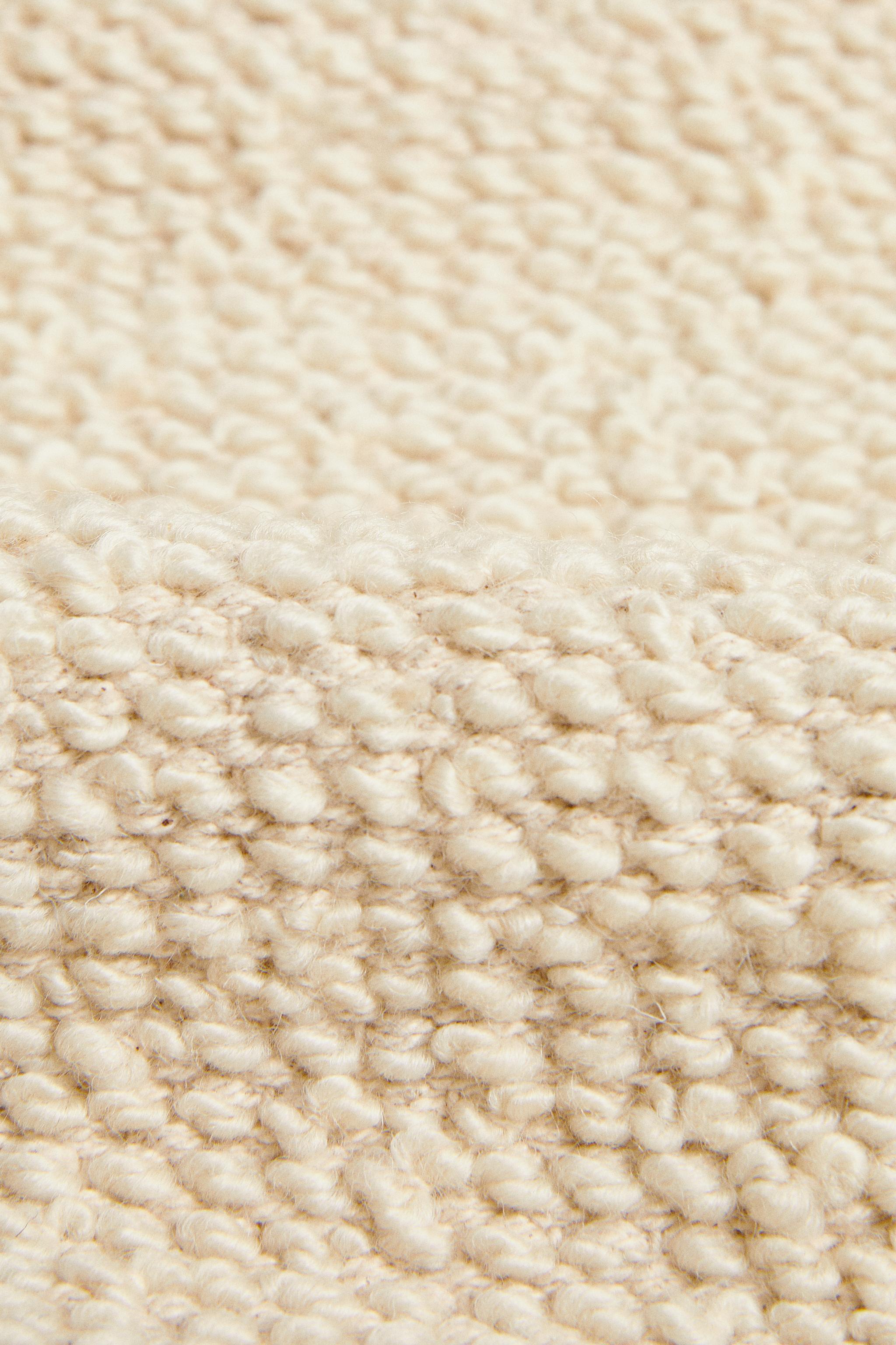 WAVY DETAIL WOOL AREA RUG