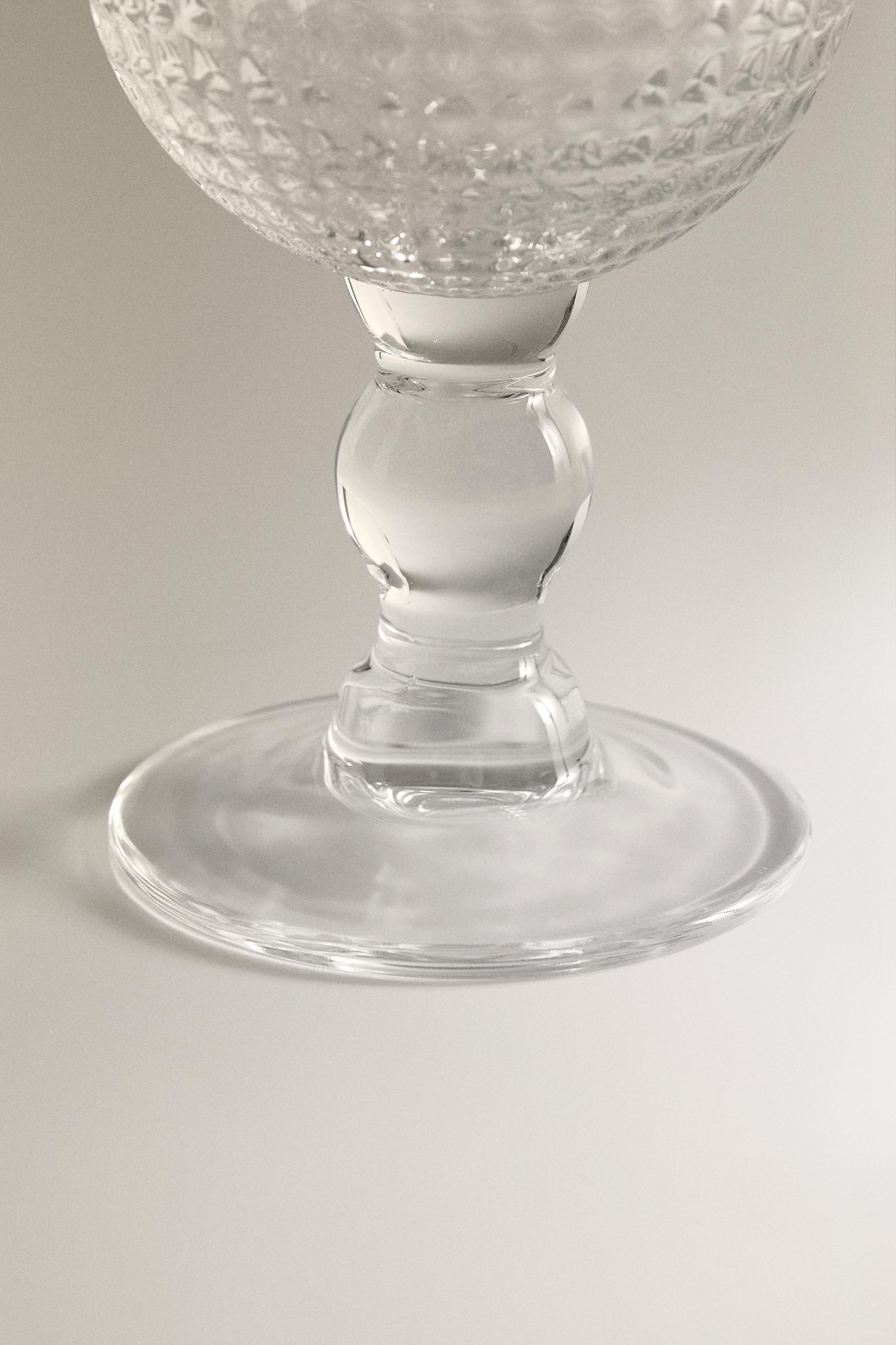 WINE GLASS WITH RAISED GEOMETRIC DESIGN