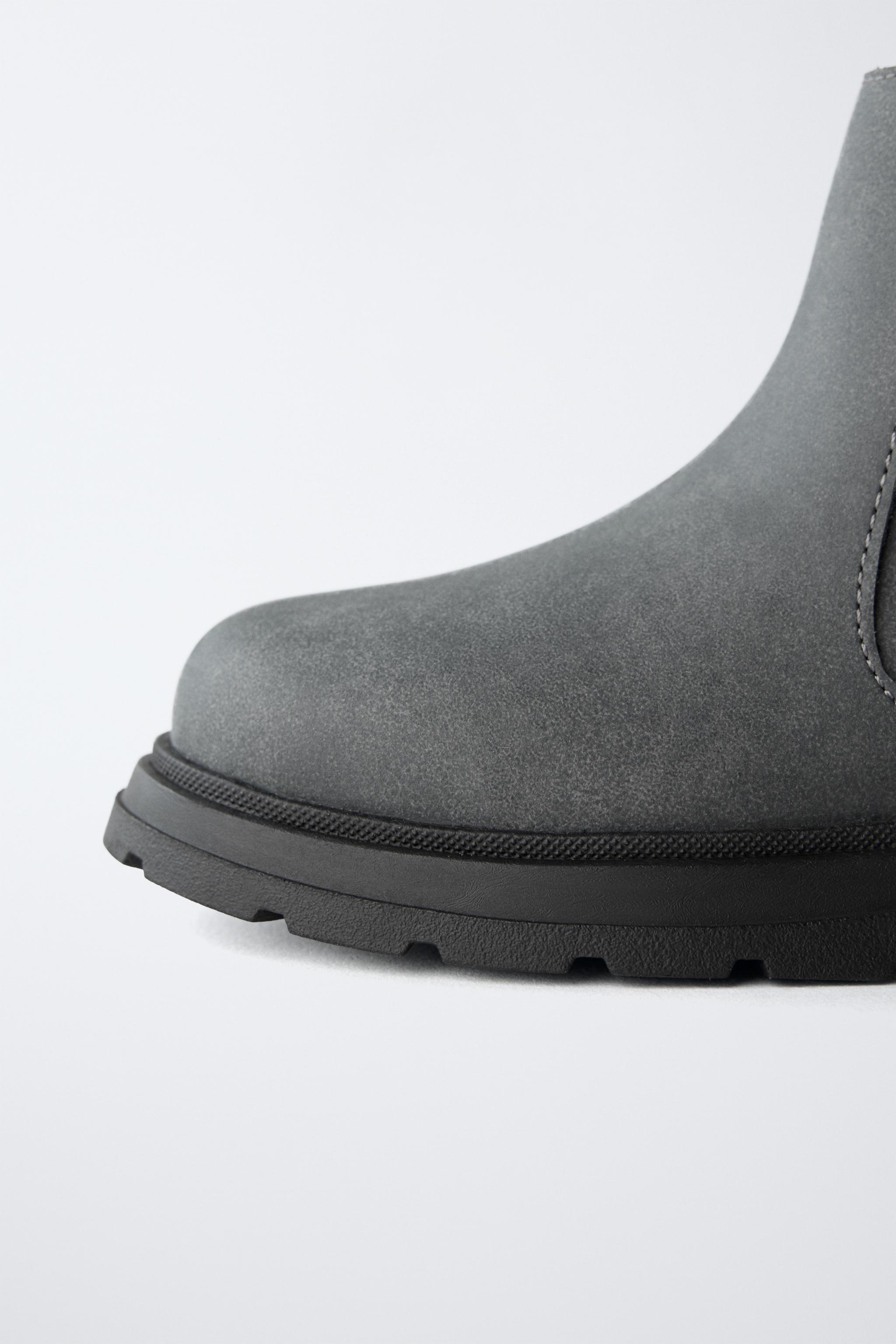 CHELSEA BOOTS