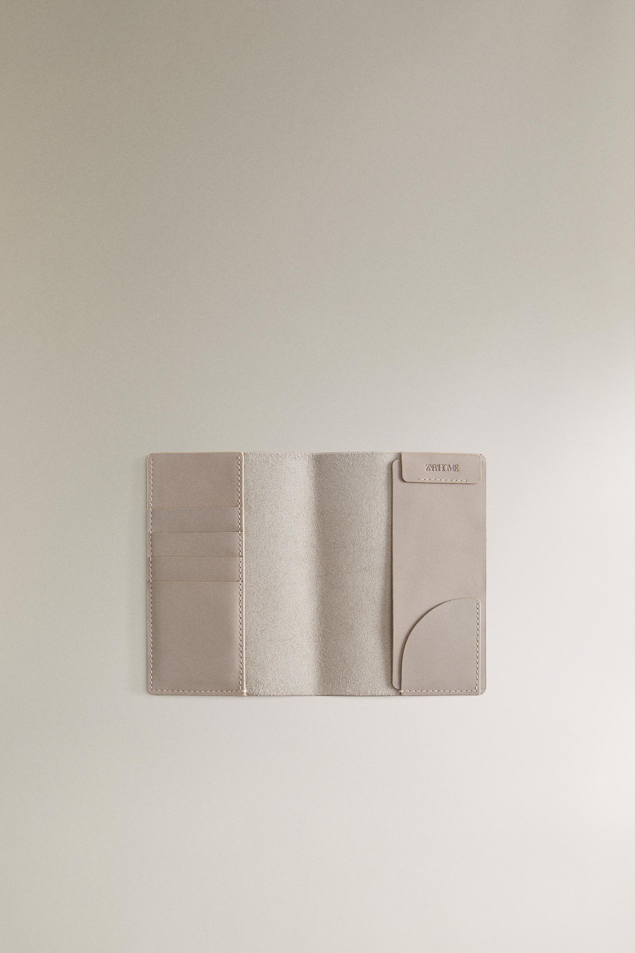 LEATHER TRAVEL DOCUMENT HOLDER