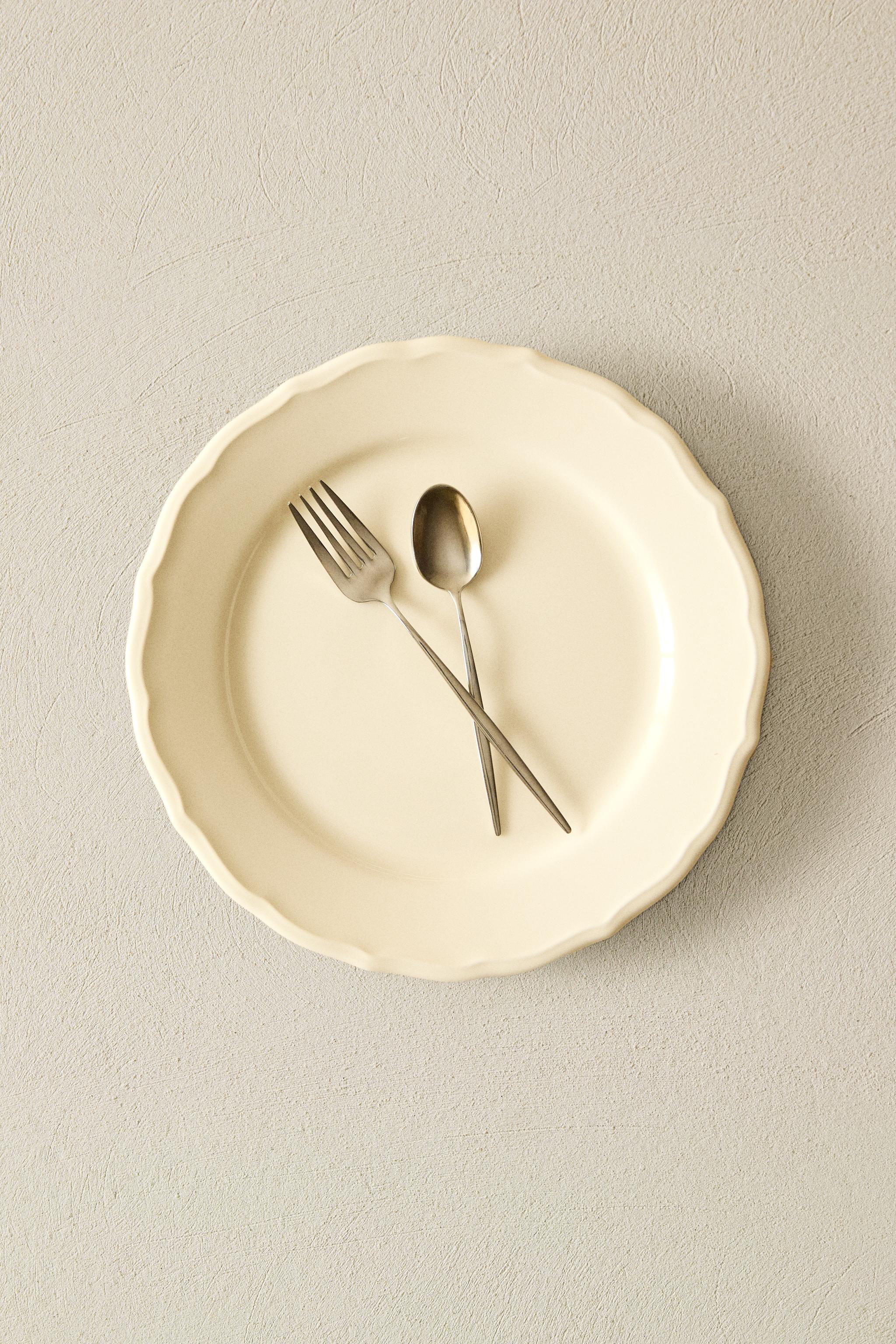 EARTHENWARE DESSERT PLATE WITH RAISED-DESIGN EDGE