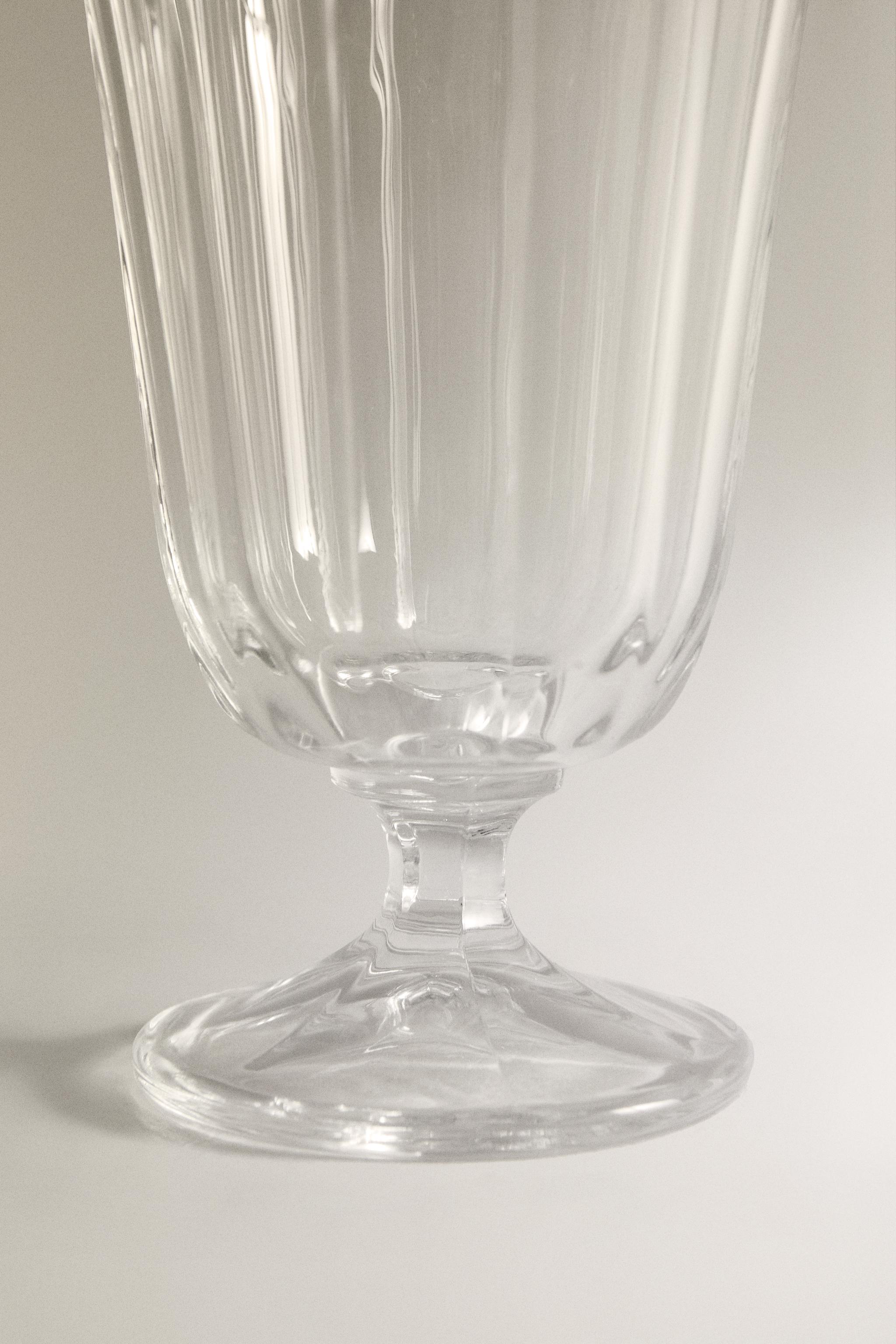 RAISED FACETED WINE GLASS