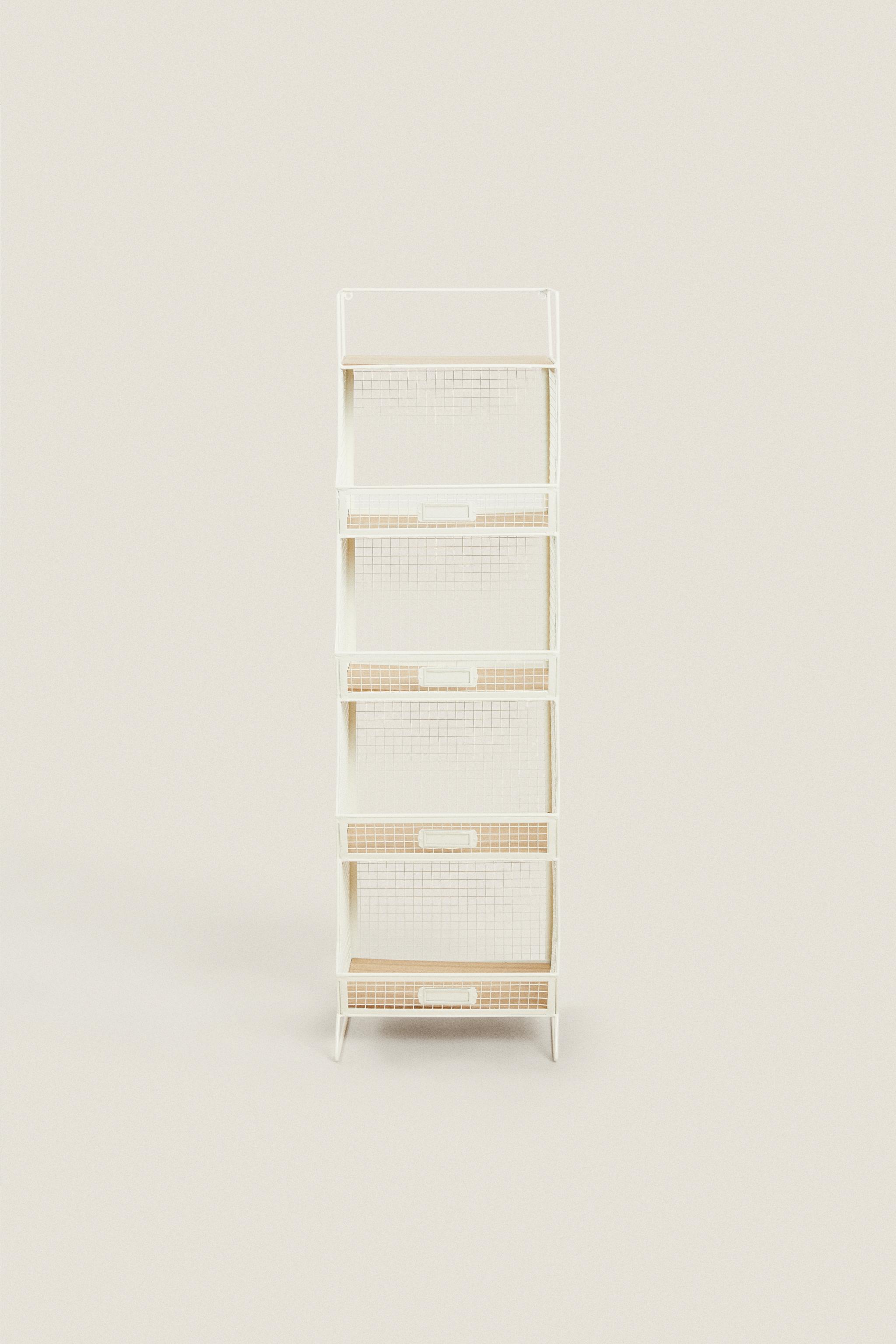 STORAGE UNIT WITH SHELVES