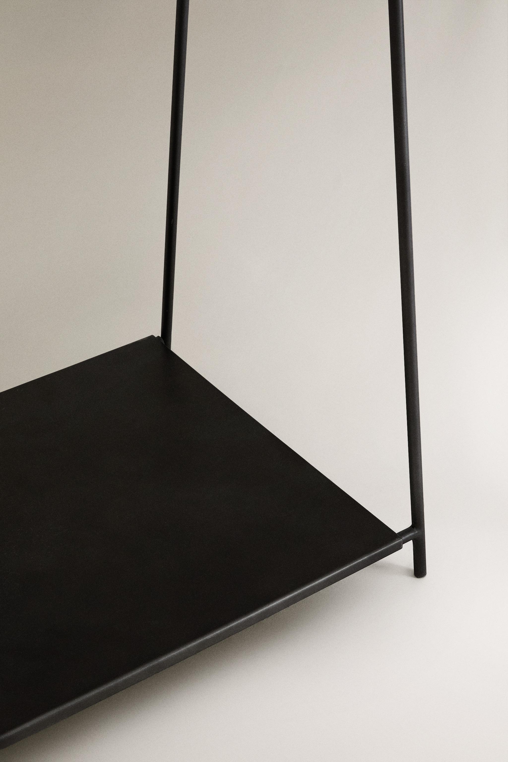 METAL RACK WITH BASE