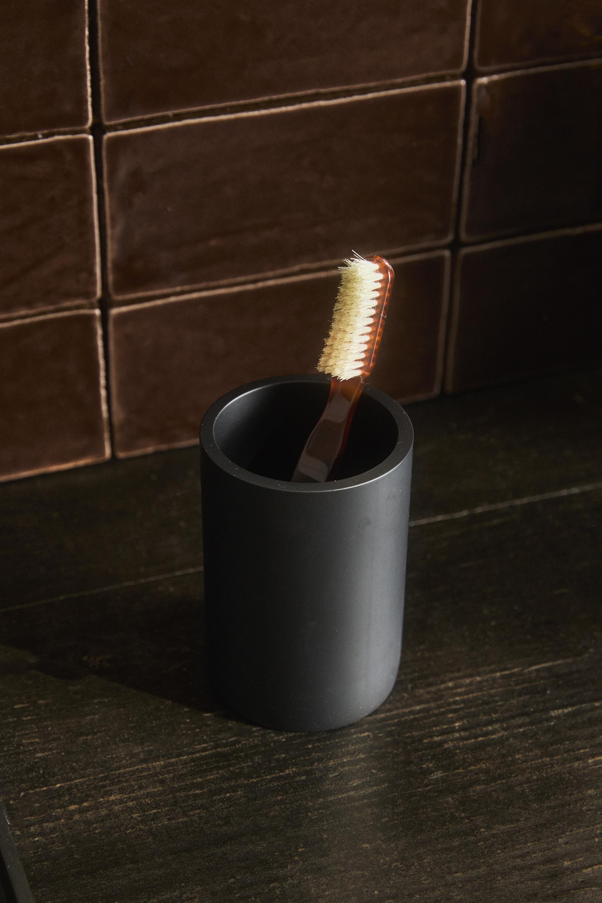 BLACK RESIN TOOTHBRUSH HOLDER