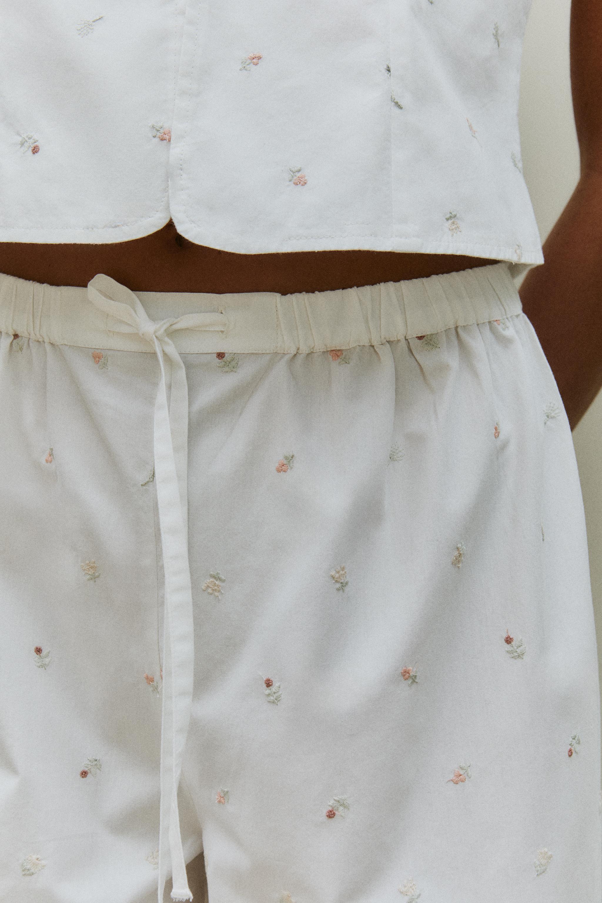 EMBROIDERED PANTS WITH LILIES