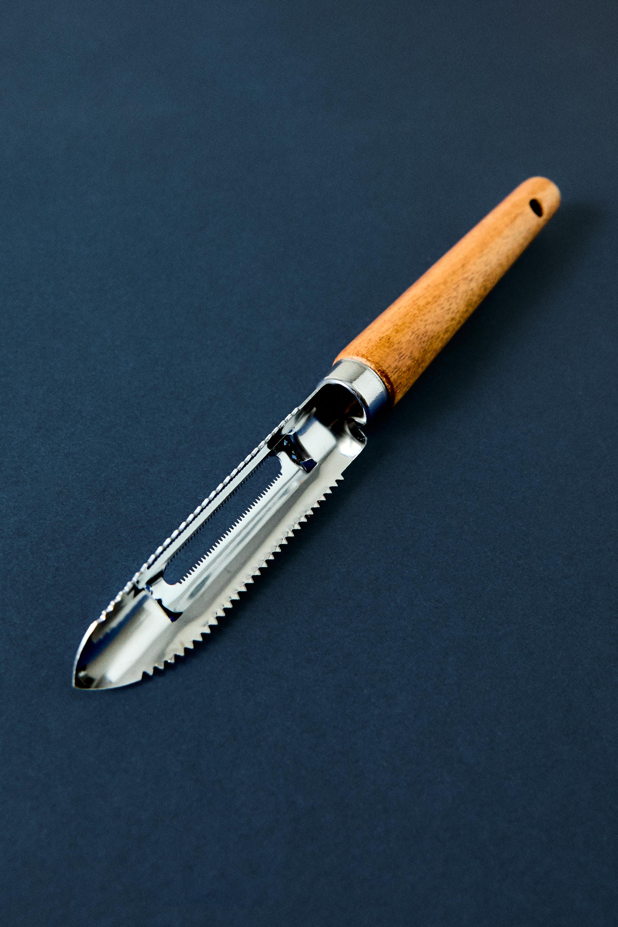 KITCHEN PEELER WITH WOODEN HANDLE