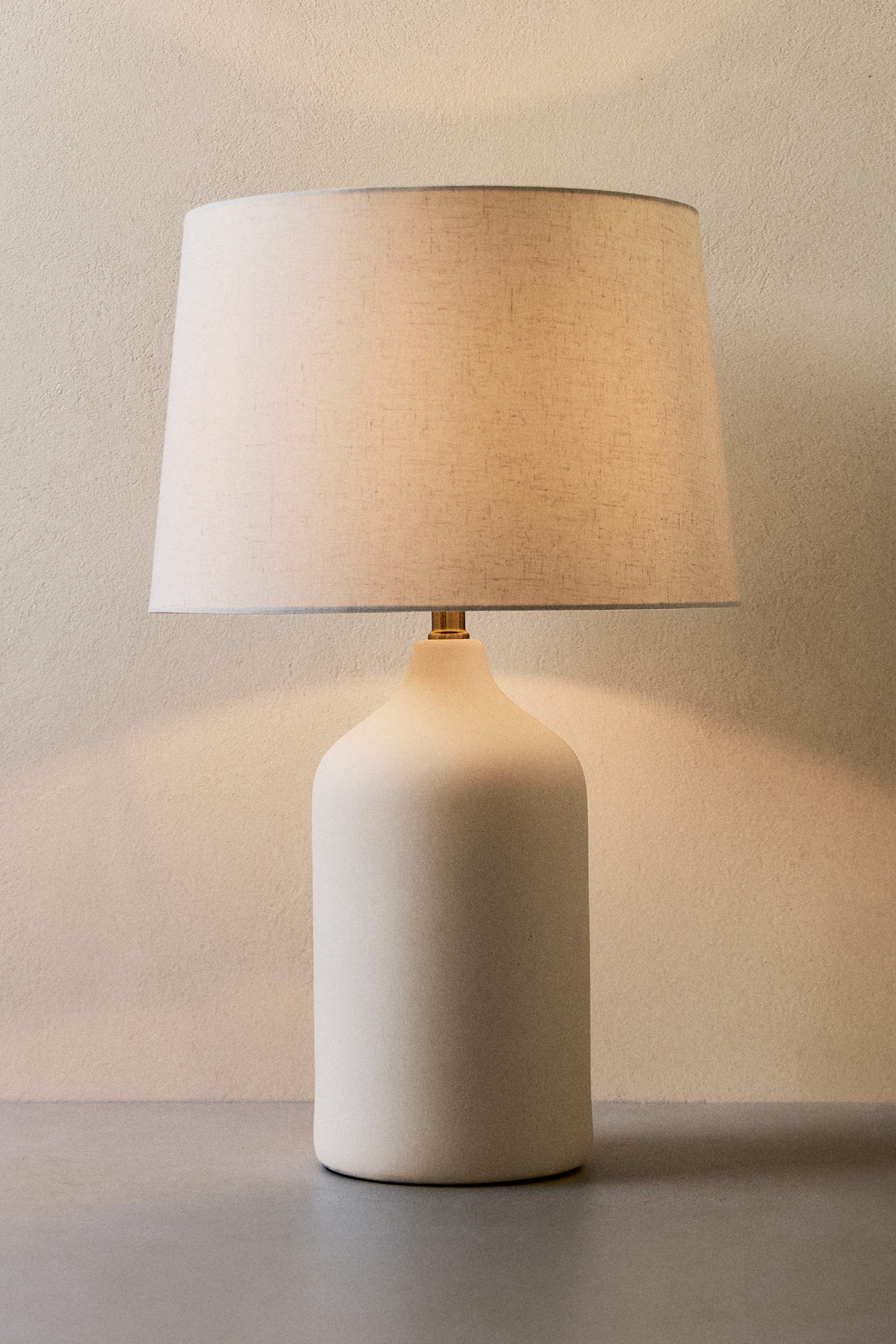 WHITE CERAMIC BASE TABLE LAMP