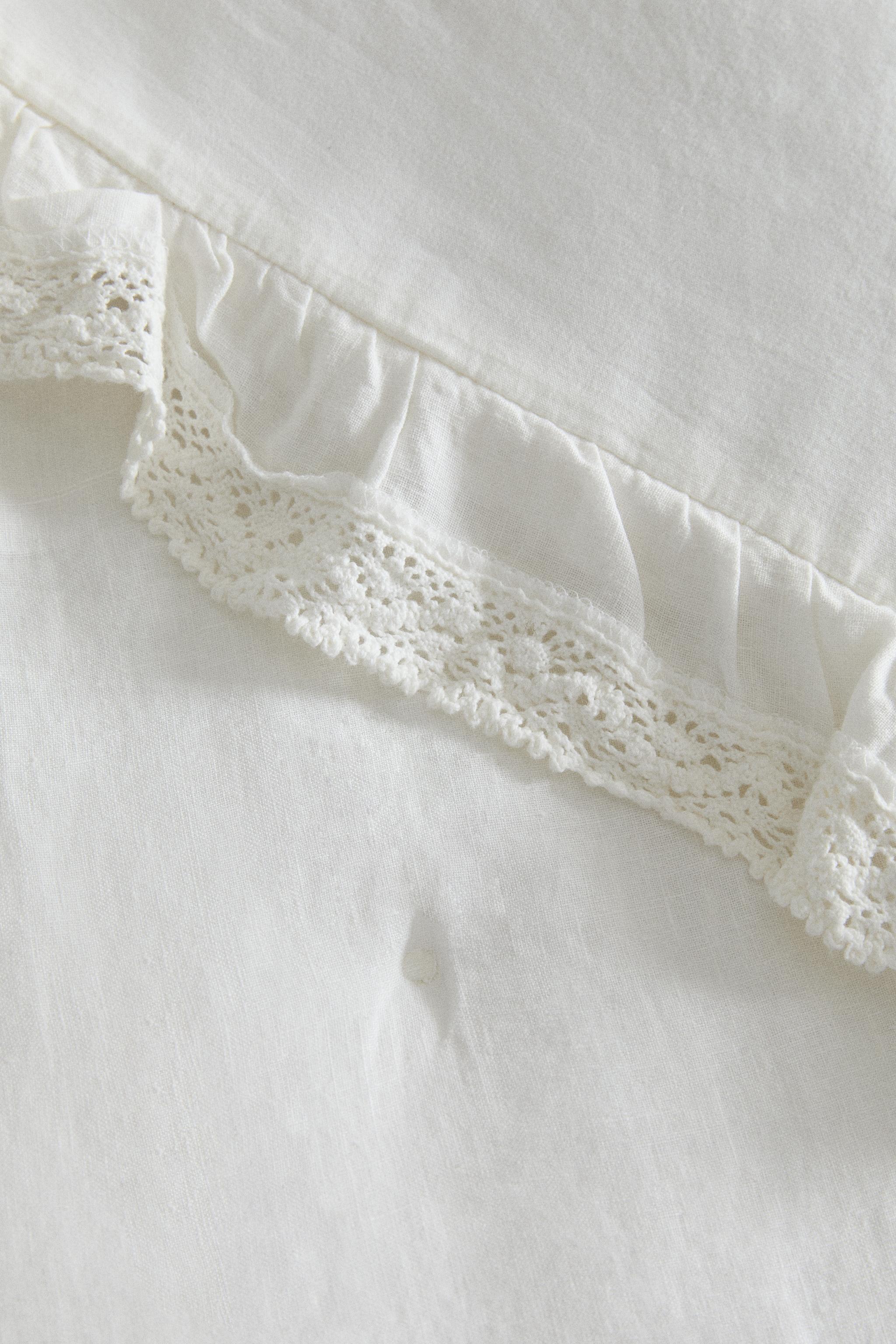 LINEN QUILT WITH A LACE TRIM