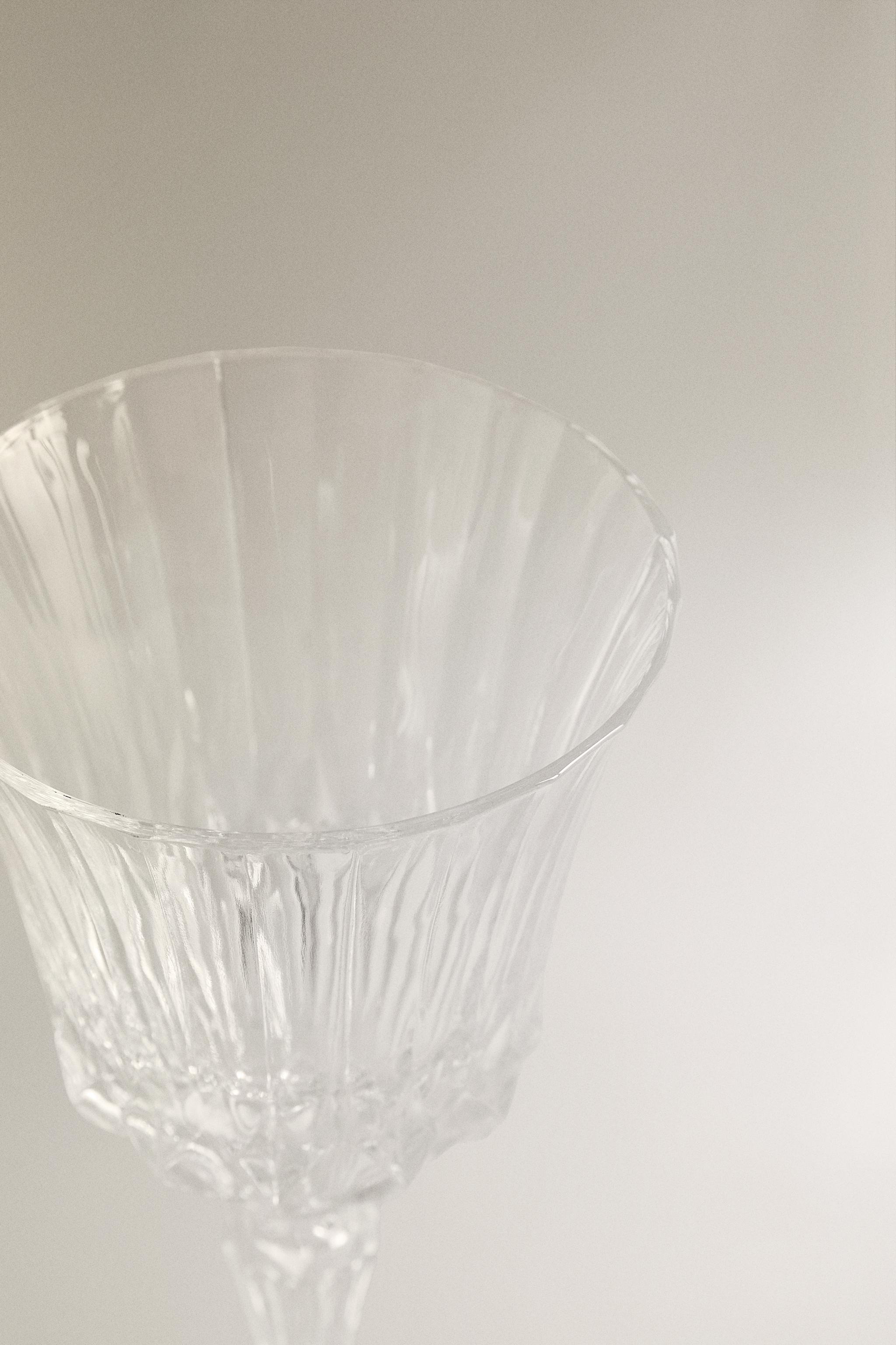 ENGRAVED-EFFECT CRYSTALLINE WINE GLASS