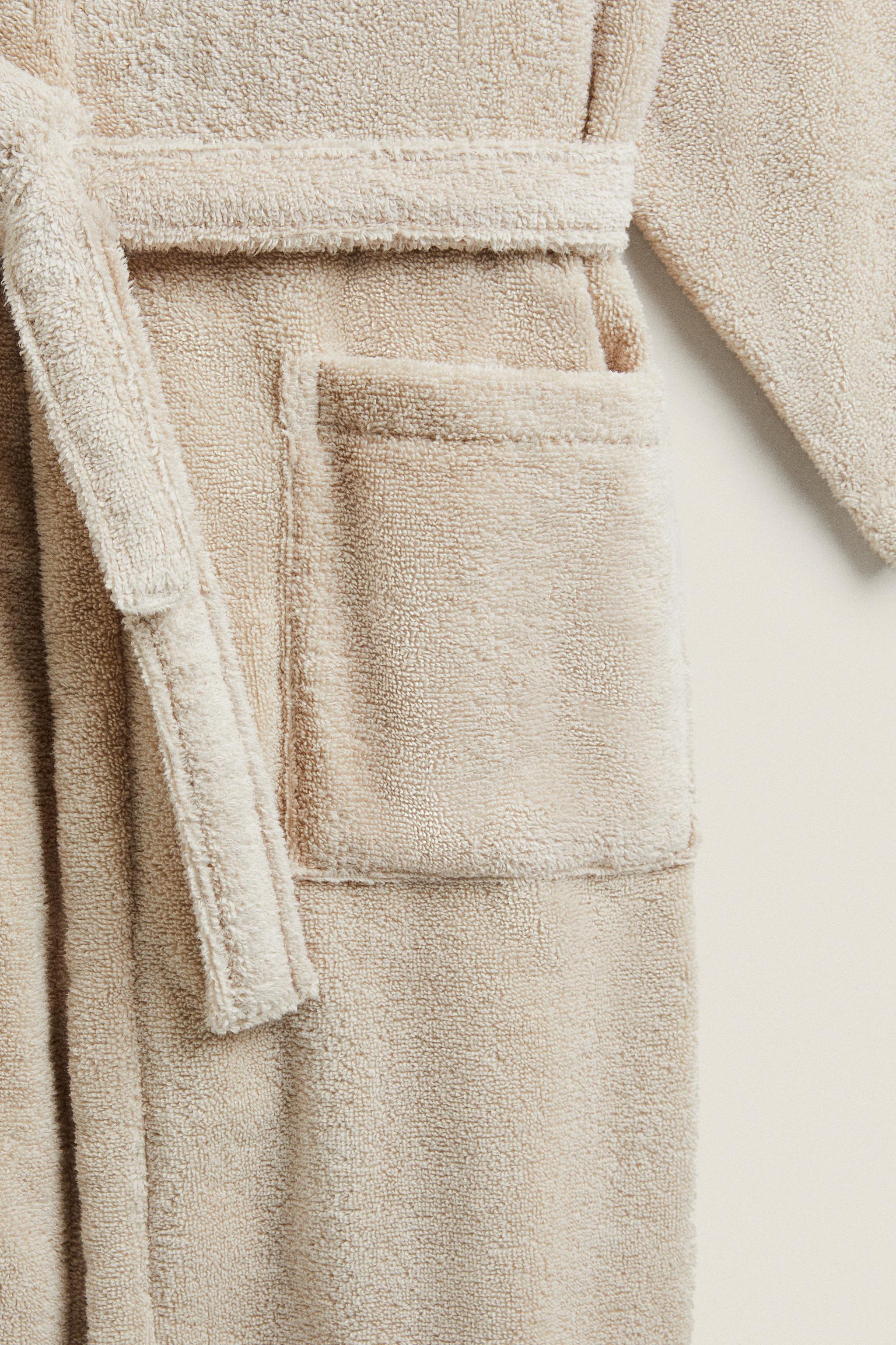 EXTRA SOFT HOODED BATHROBE (380 GXM²)