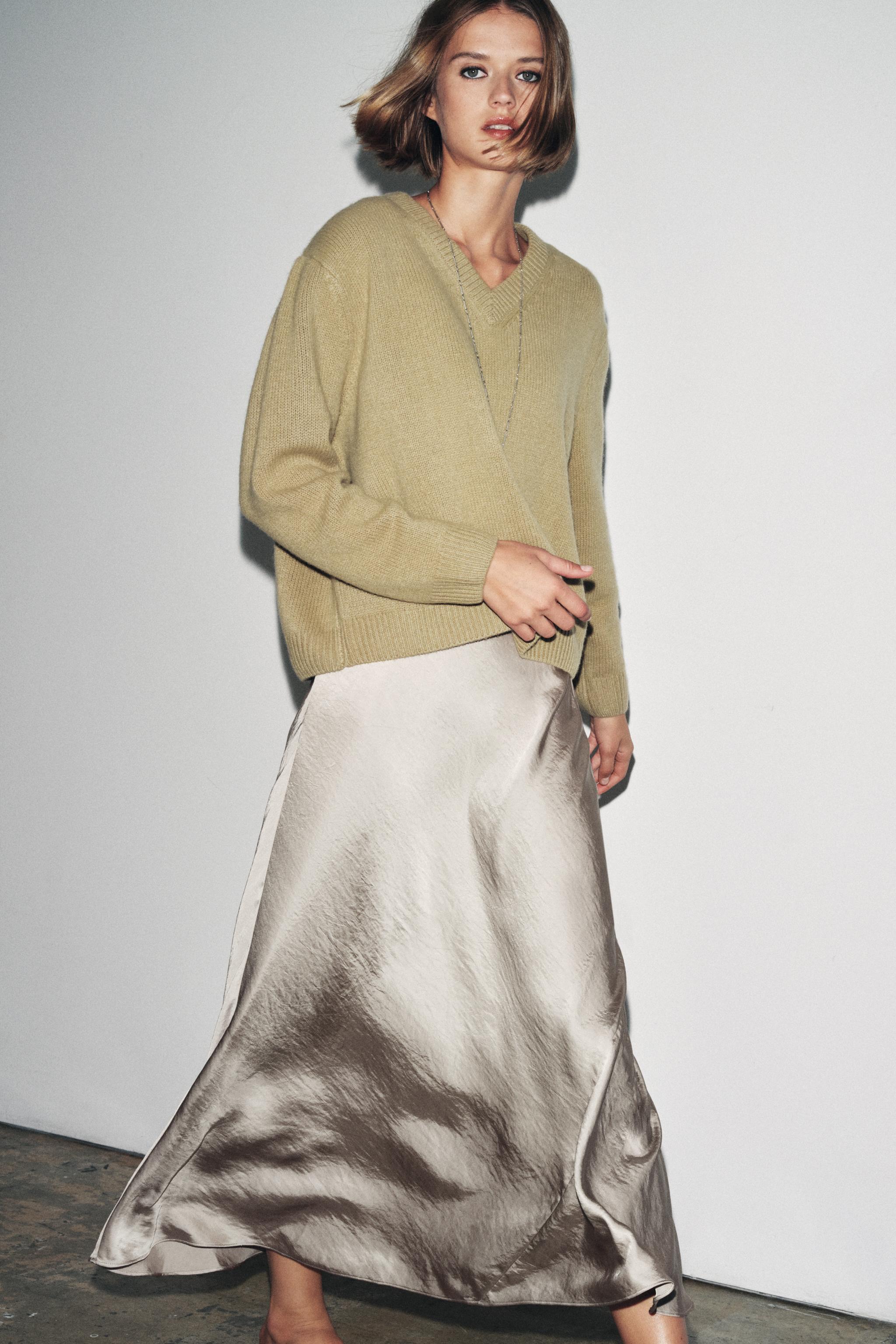 100% WOOL BASIC KNIT V-NECK SWEATER