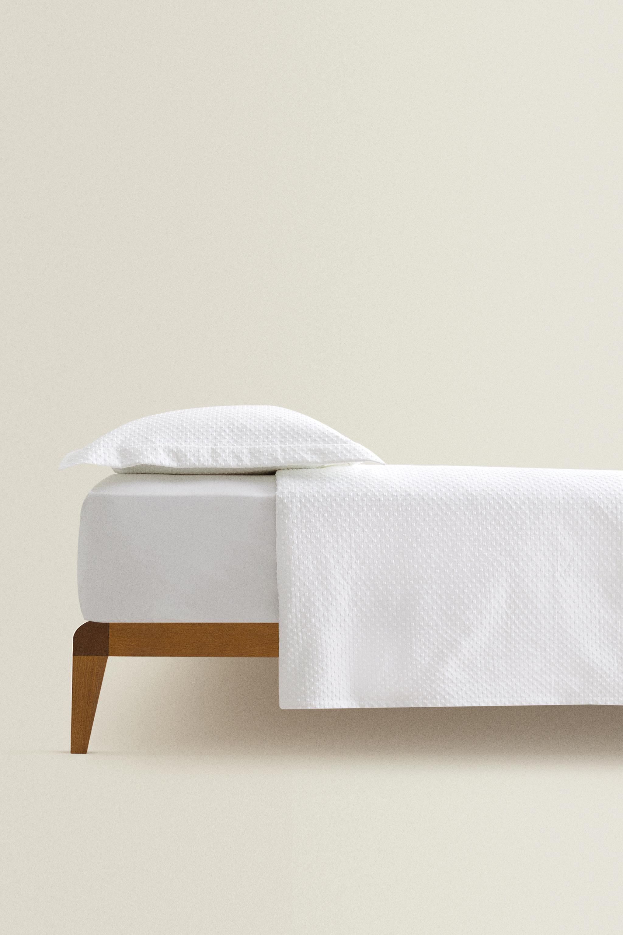 BEDSPREAD WITH POLKA DOT DESIGN