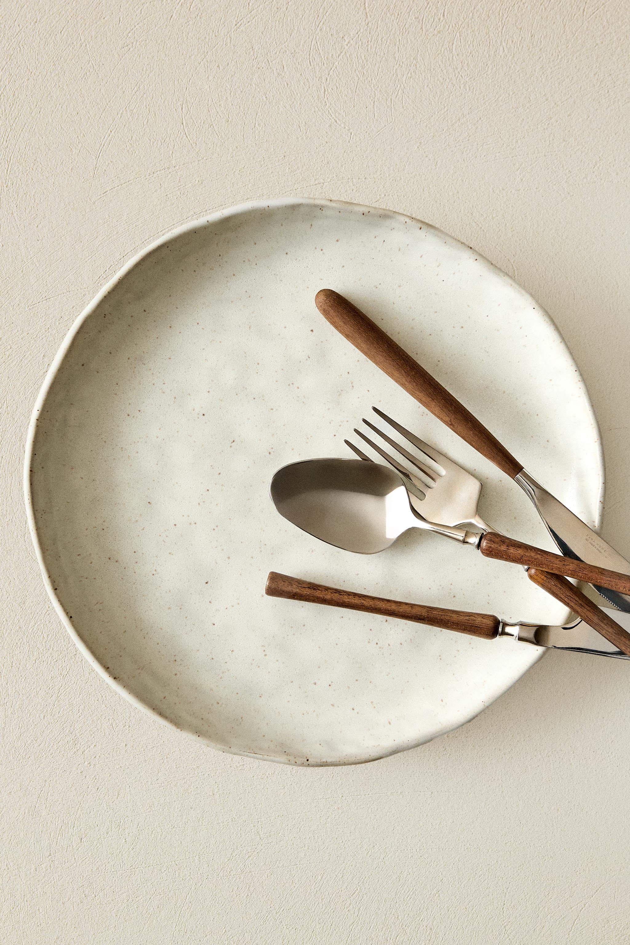 SMALL TEXTURED ROUND SERVING DISH