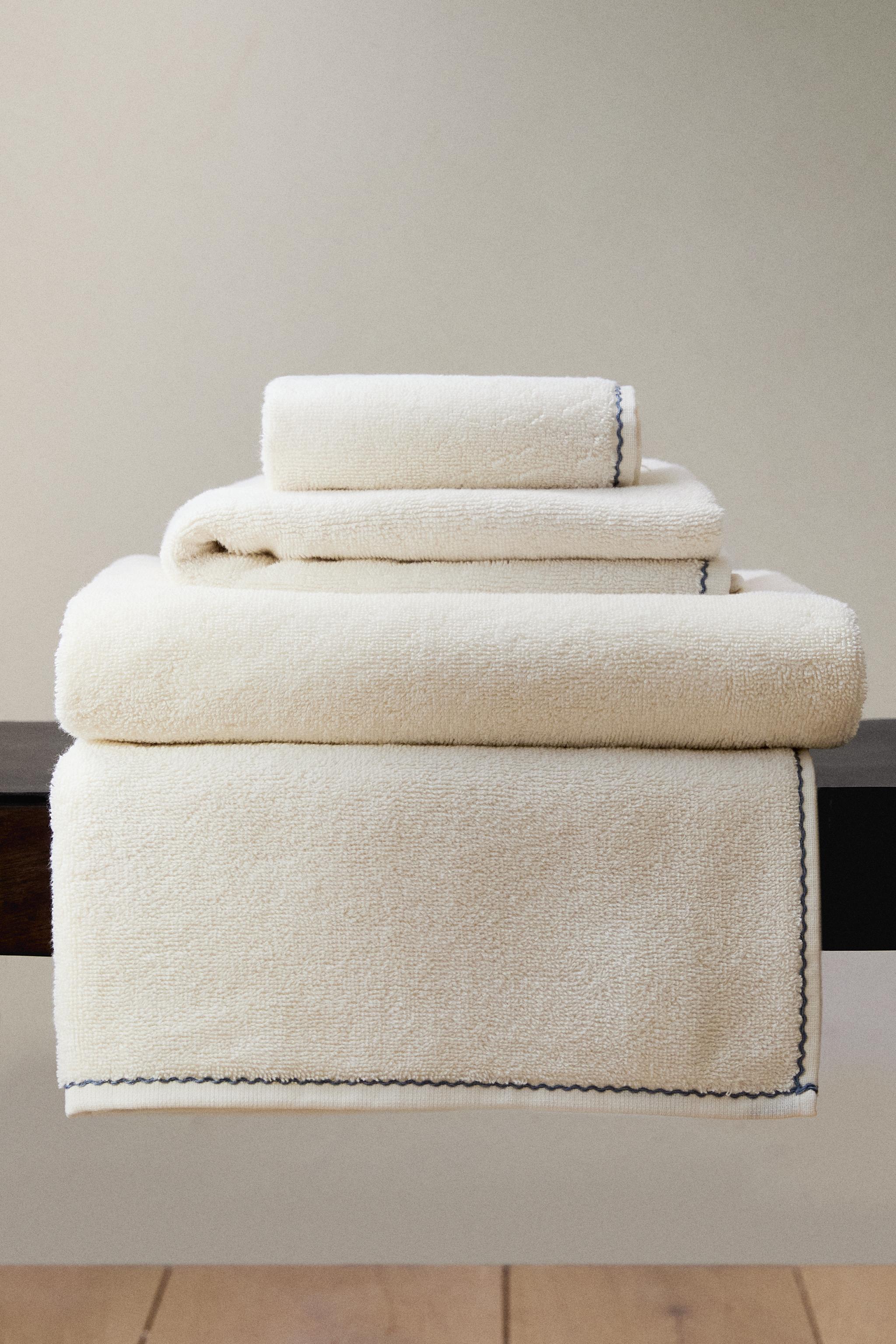 BATH TOWEL WITH SCALLOPED TOPSTITCHING