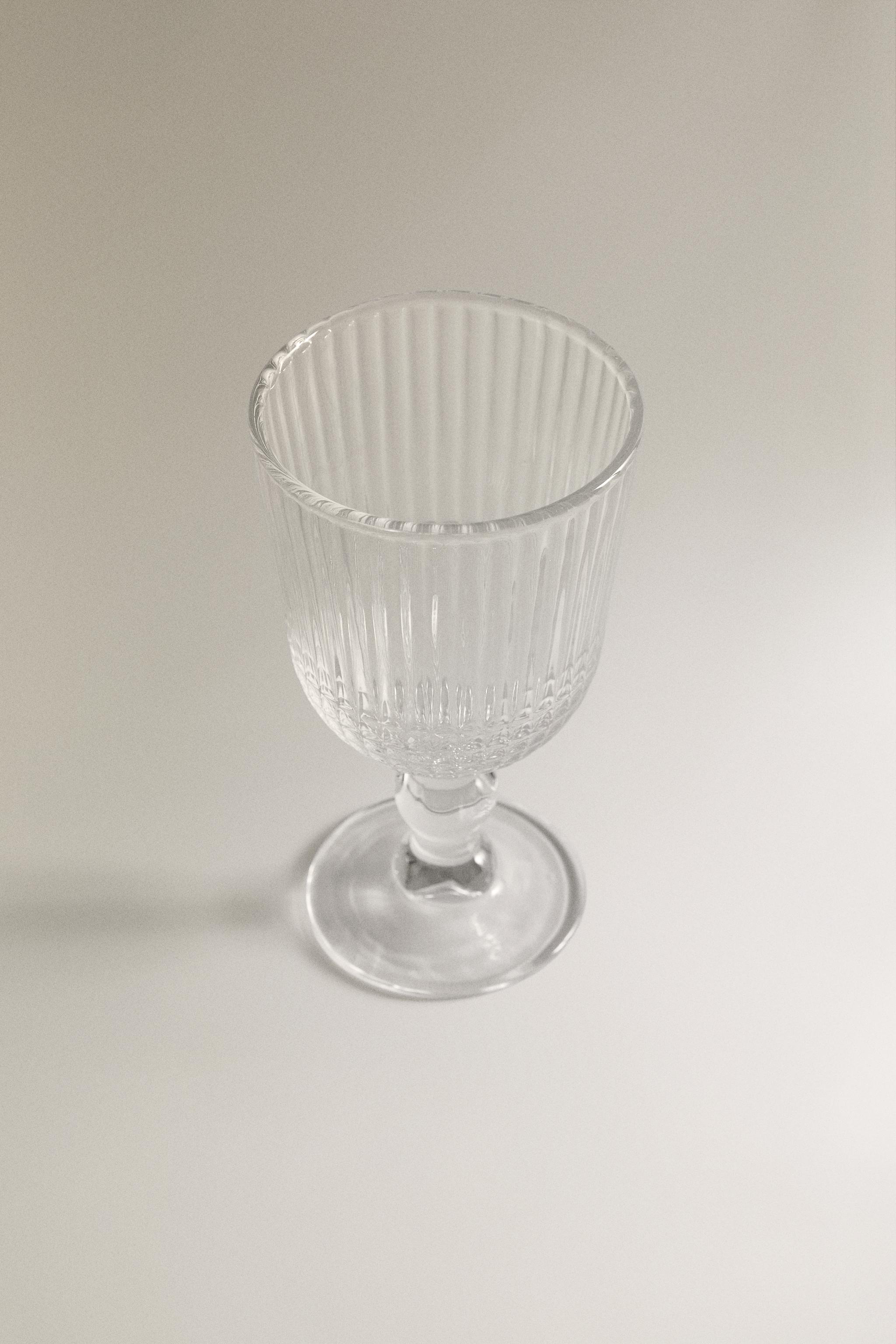 WINE GLASS WITH RAISED GEOMETRIC DESIGN