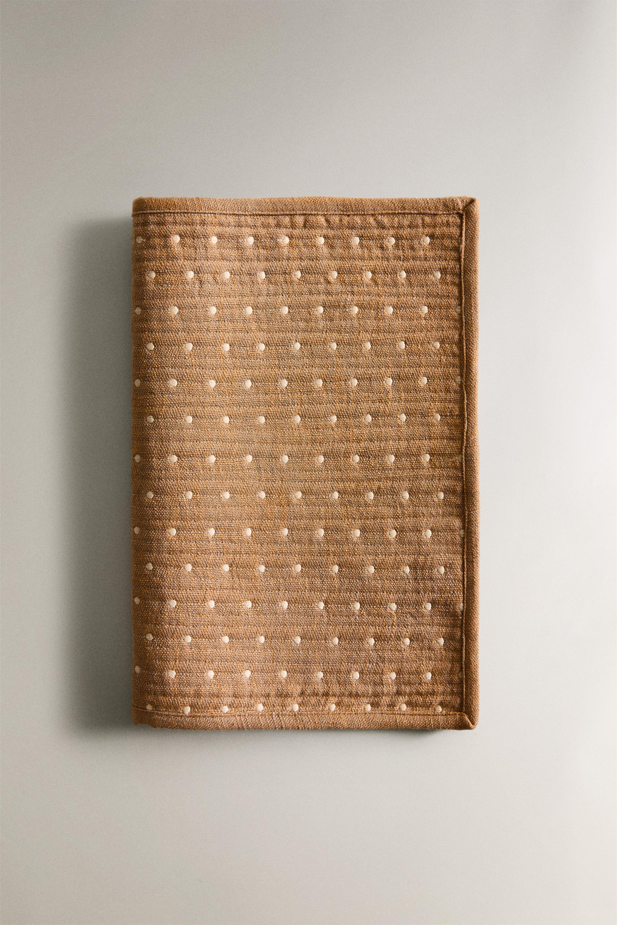 PADDED PLACEMAT WITH TOPSTITCHING