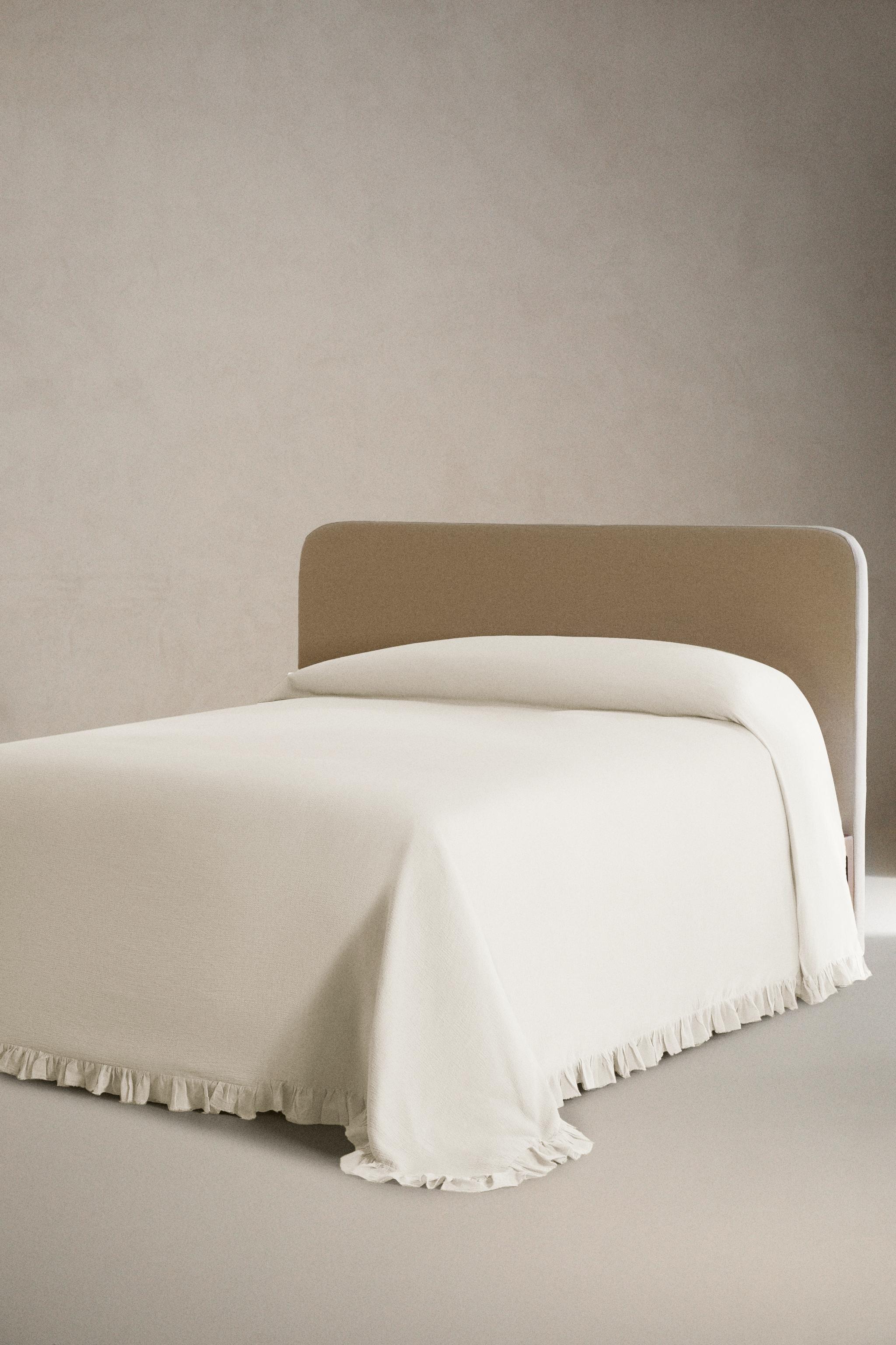 TEXTURED BEDSPREAD WITH RUFFLE TRIM