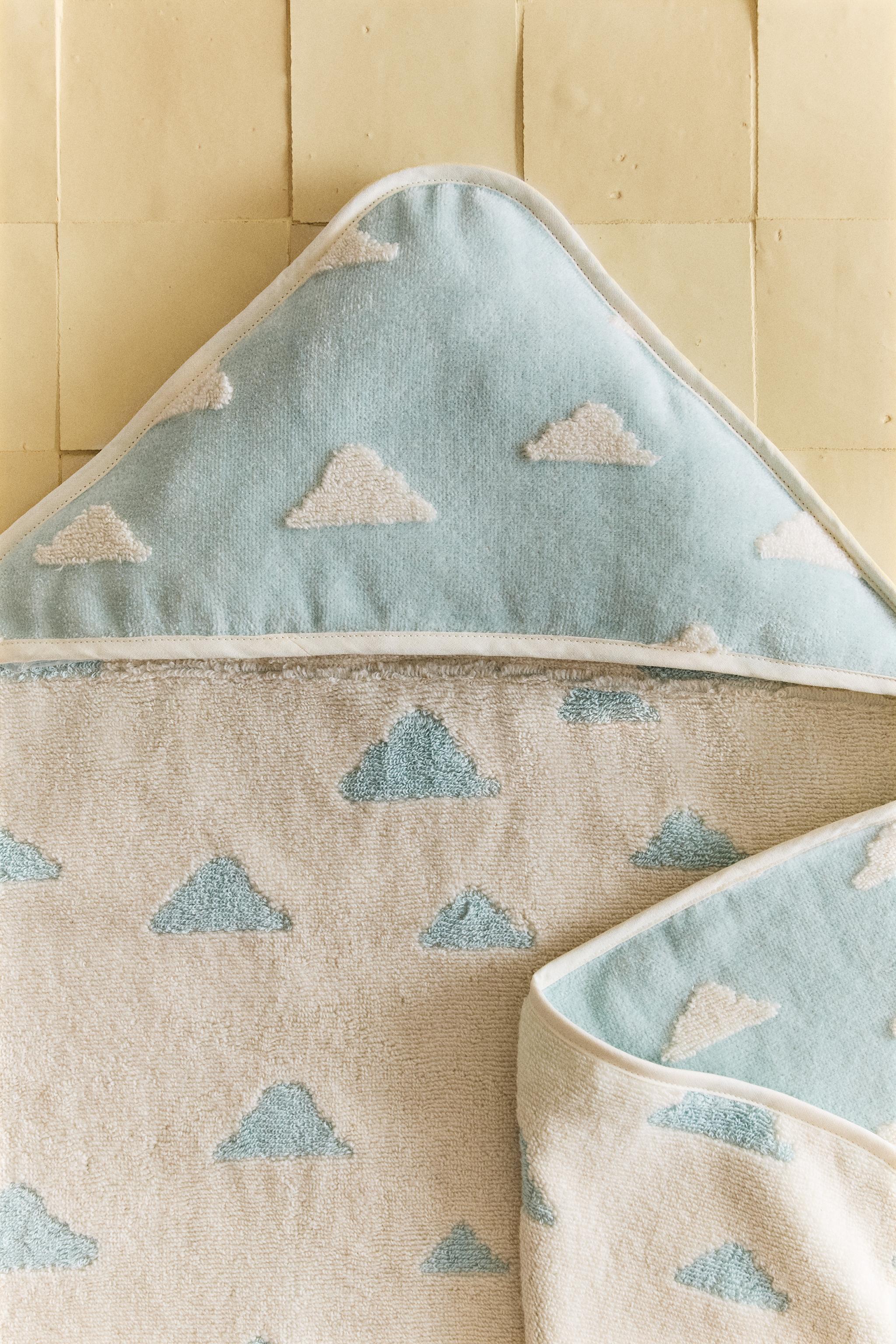 HOODED CLOUD PRINT BATH TOWEL