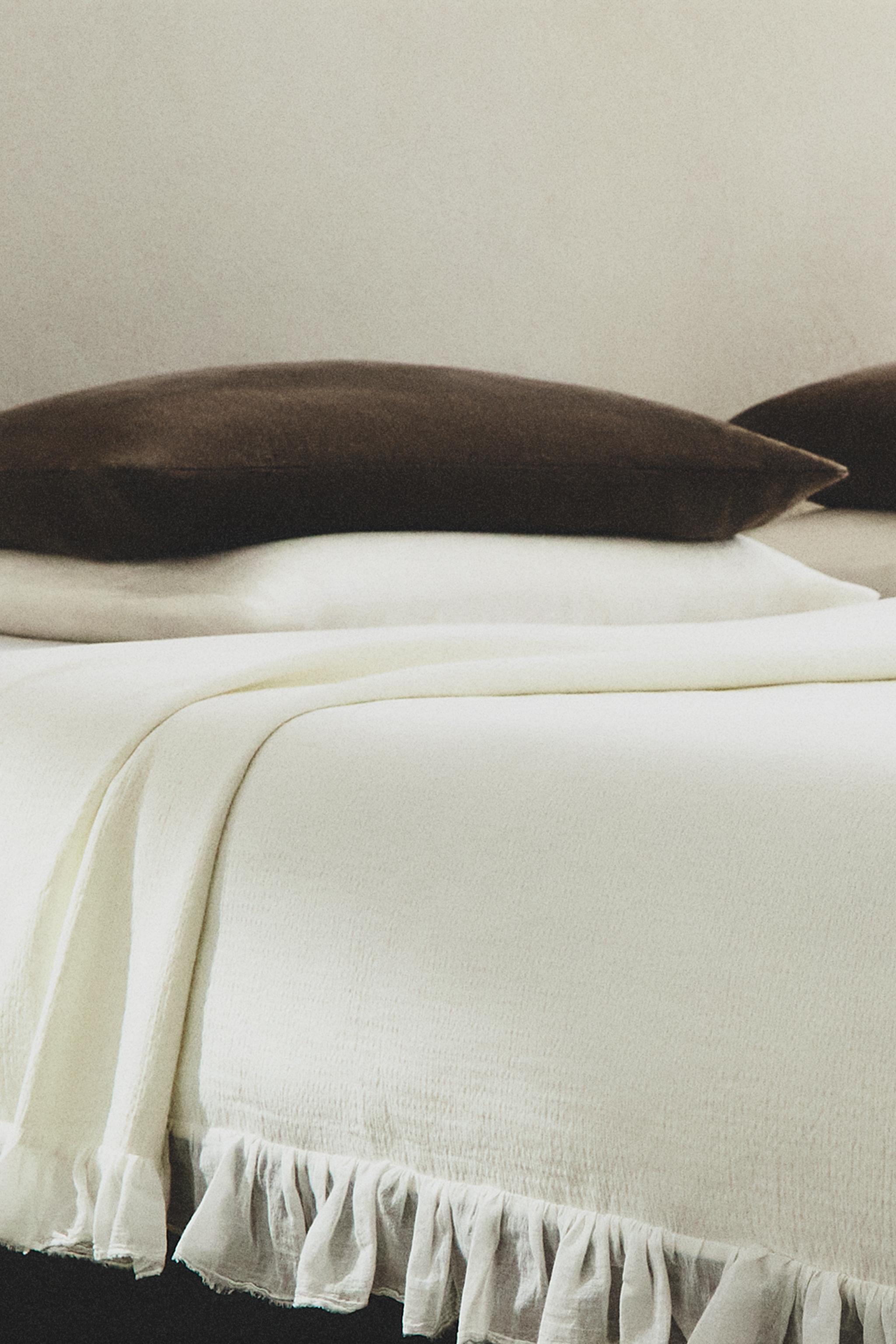 TEXTURED BEDSPREAD WITH RUFFLE TRIM