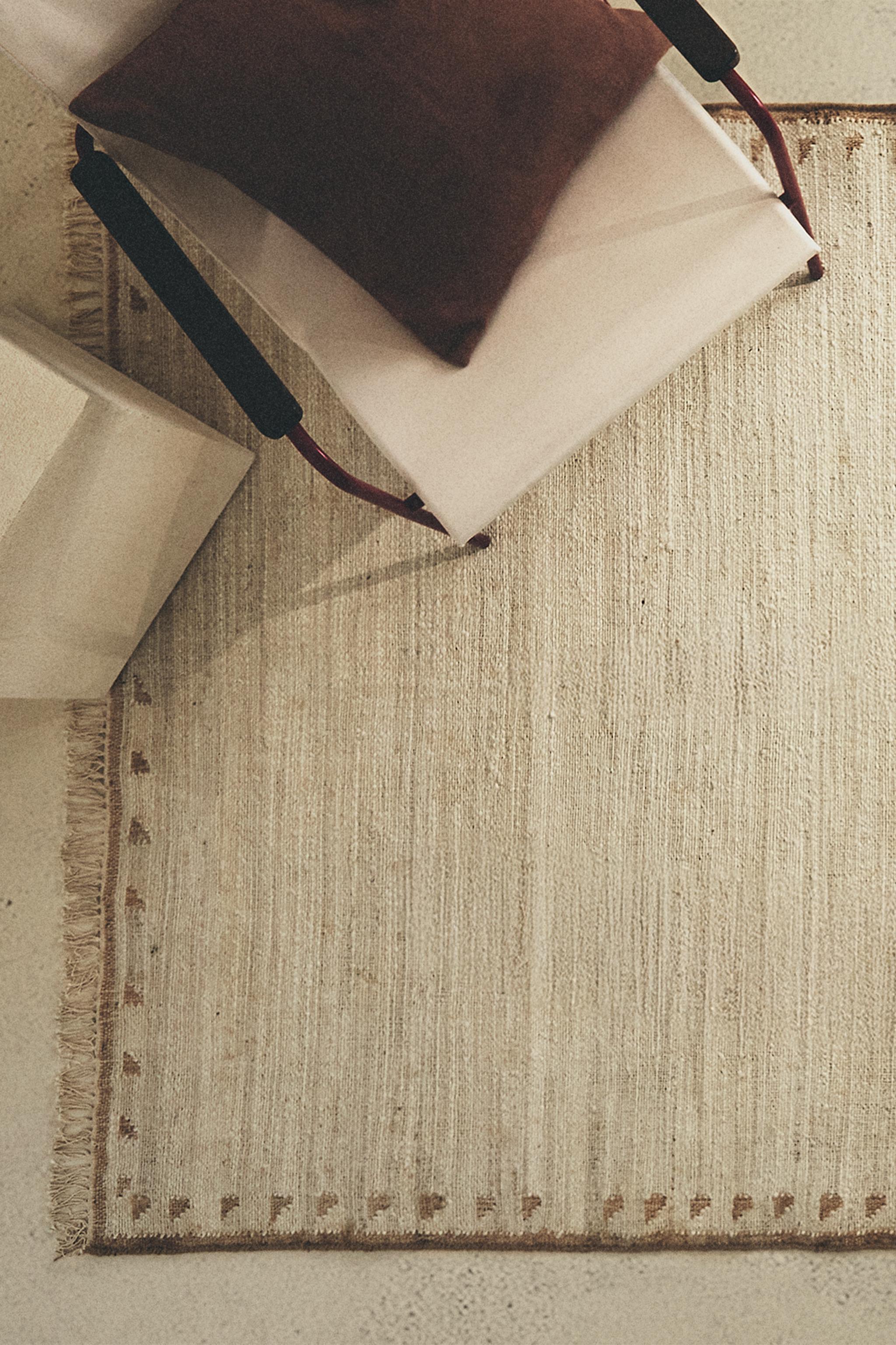 JUTE AND COTTON AREA RUG WITH FRINGING