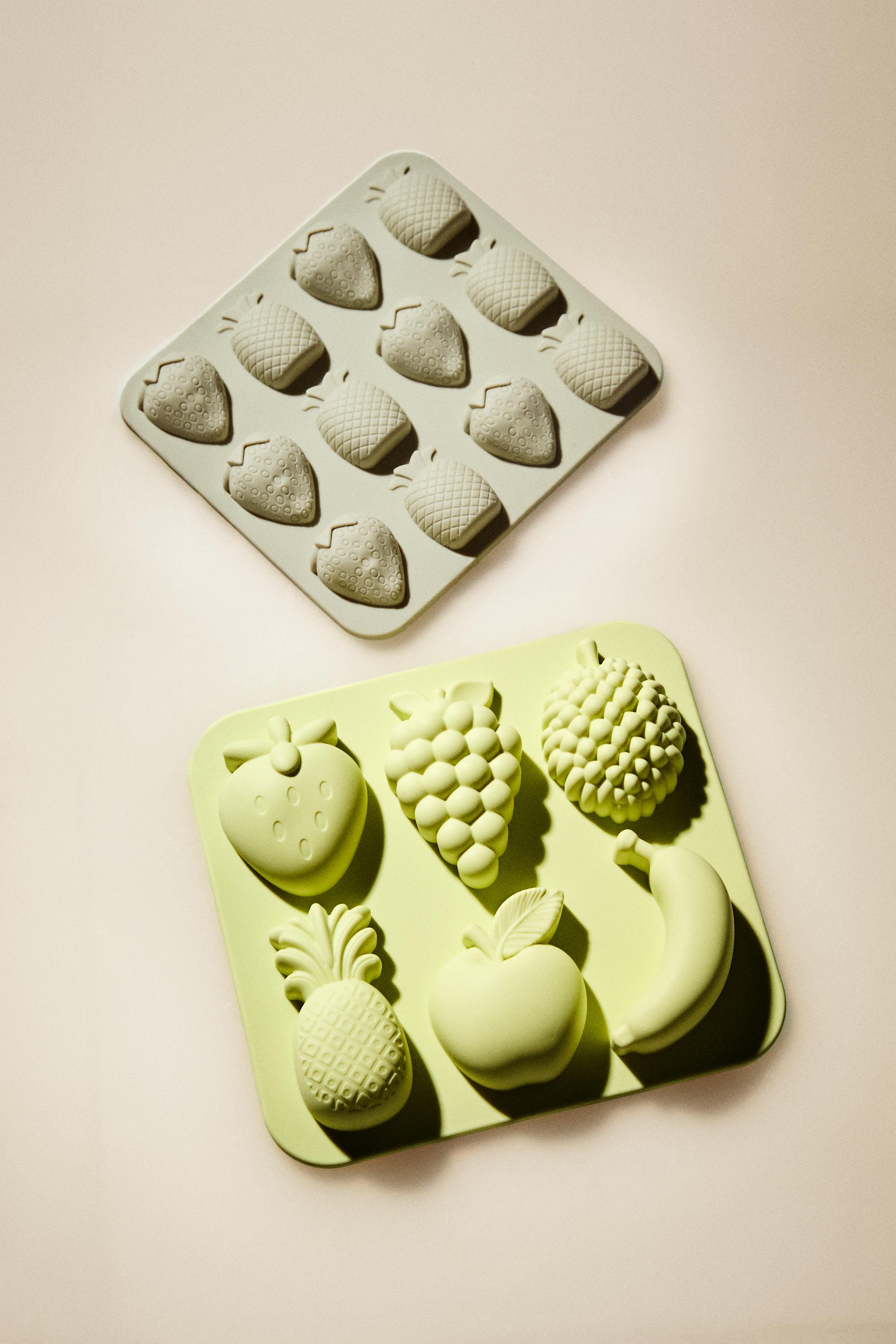 SET OF SILICONE ICE TRAYS WITH FRUIT SHAPES (SET OF 2)