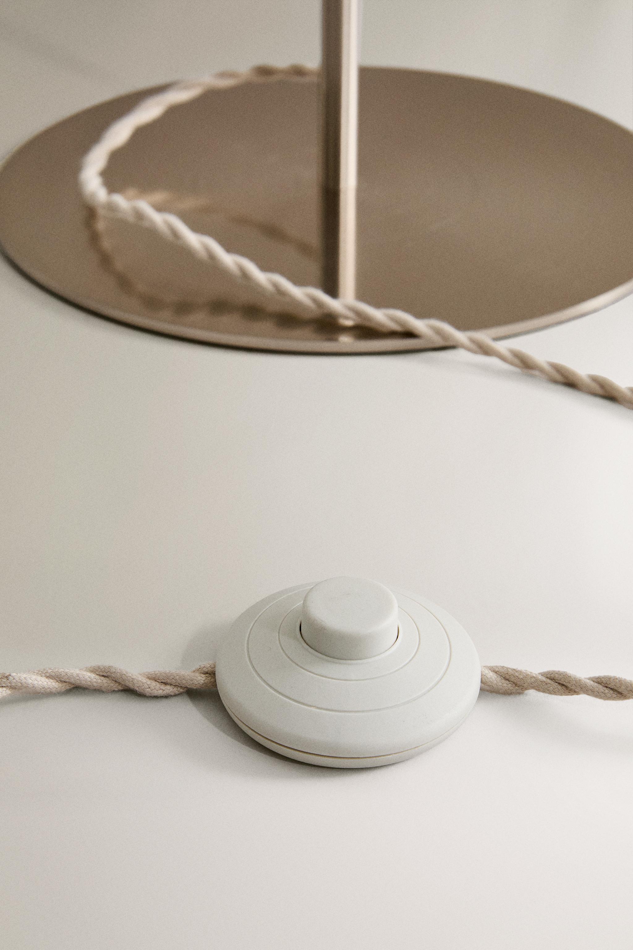 EXTENDABLE METAL FLOOR LAMP