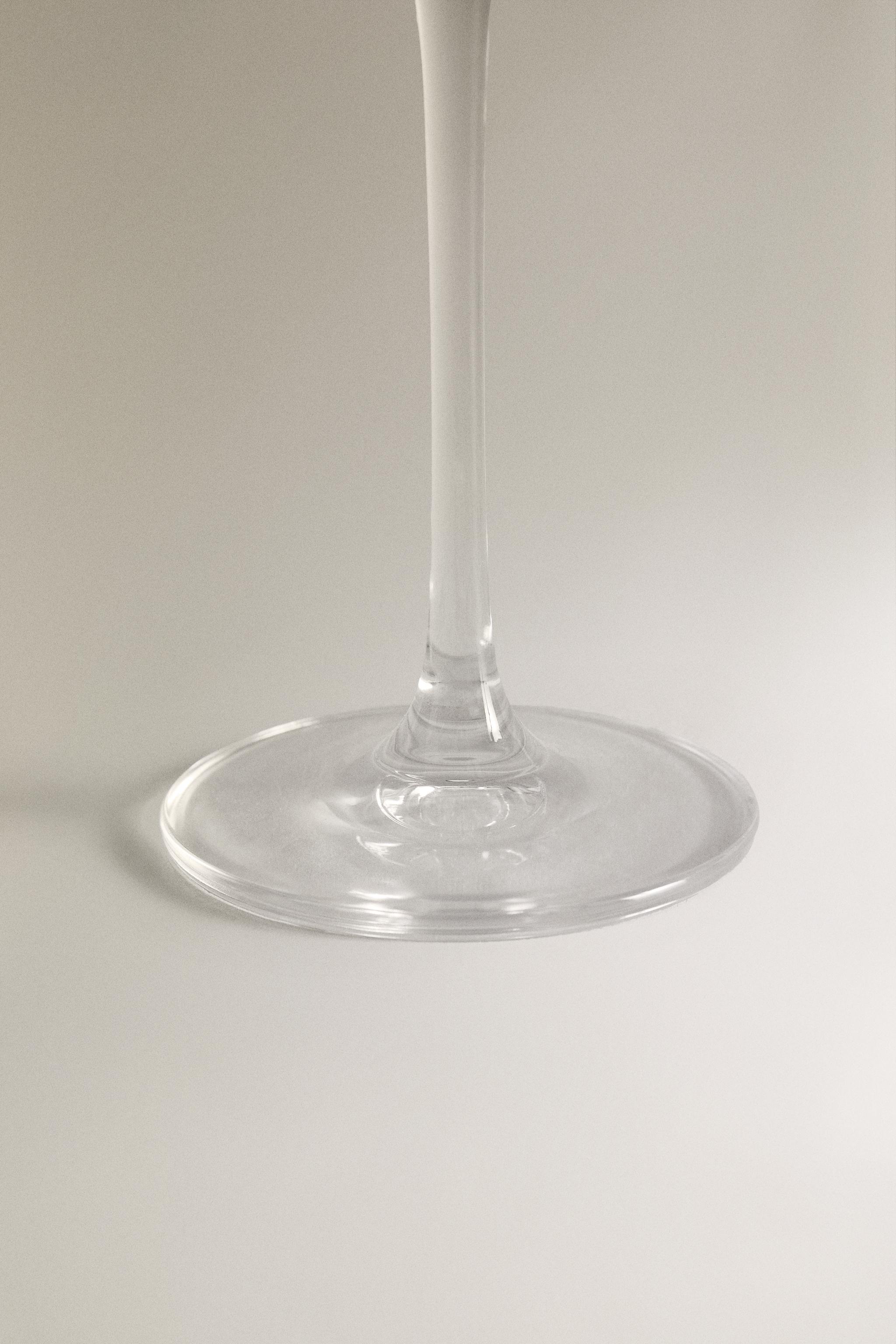 CRYSTALLINE FLUTE GLASS WITH RAISED DESIGN