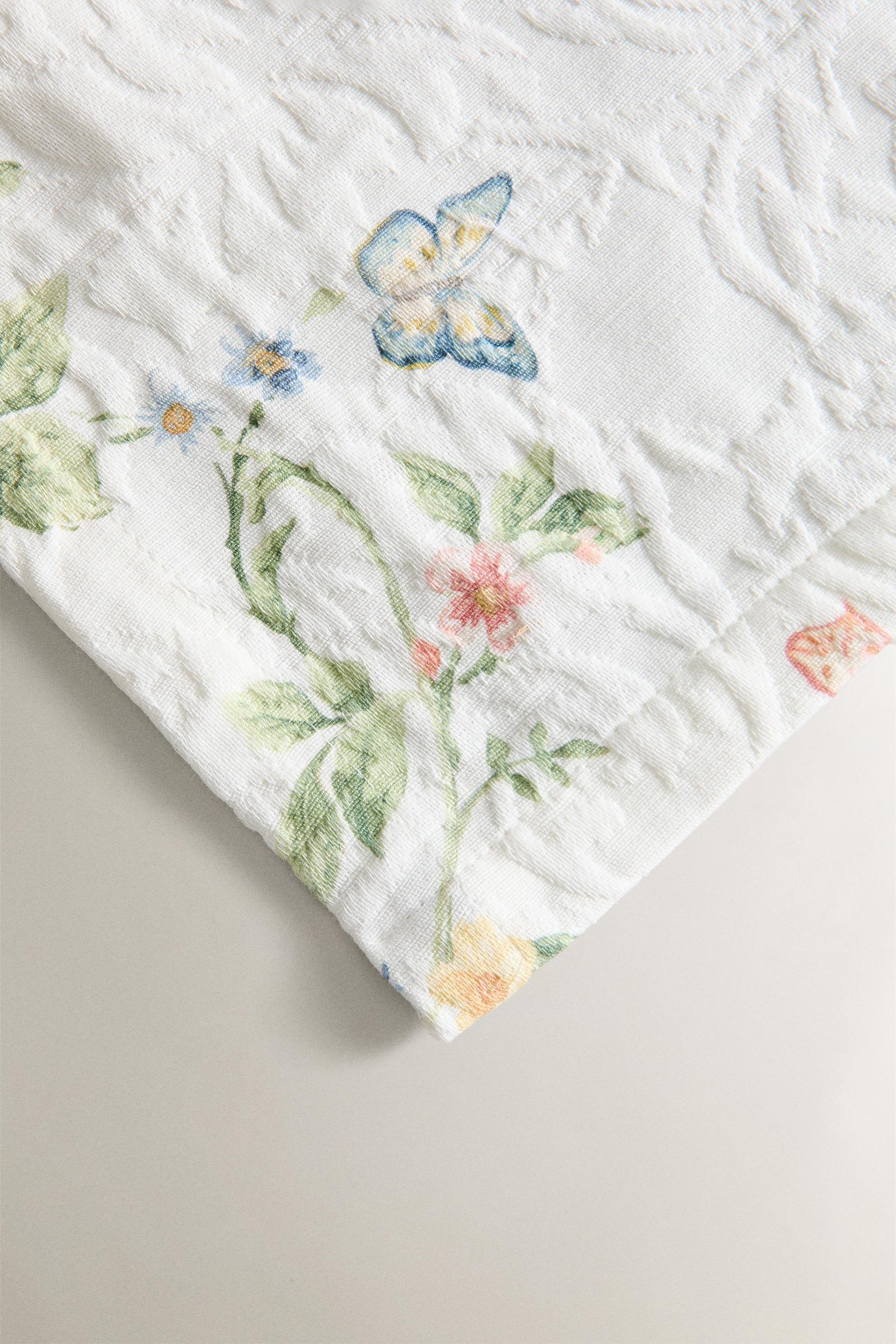 JACQUARD TABLECLOTH WITH A FLORAL PRINT