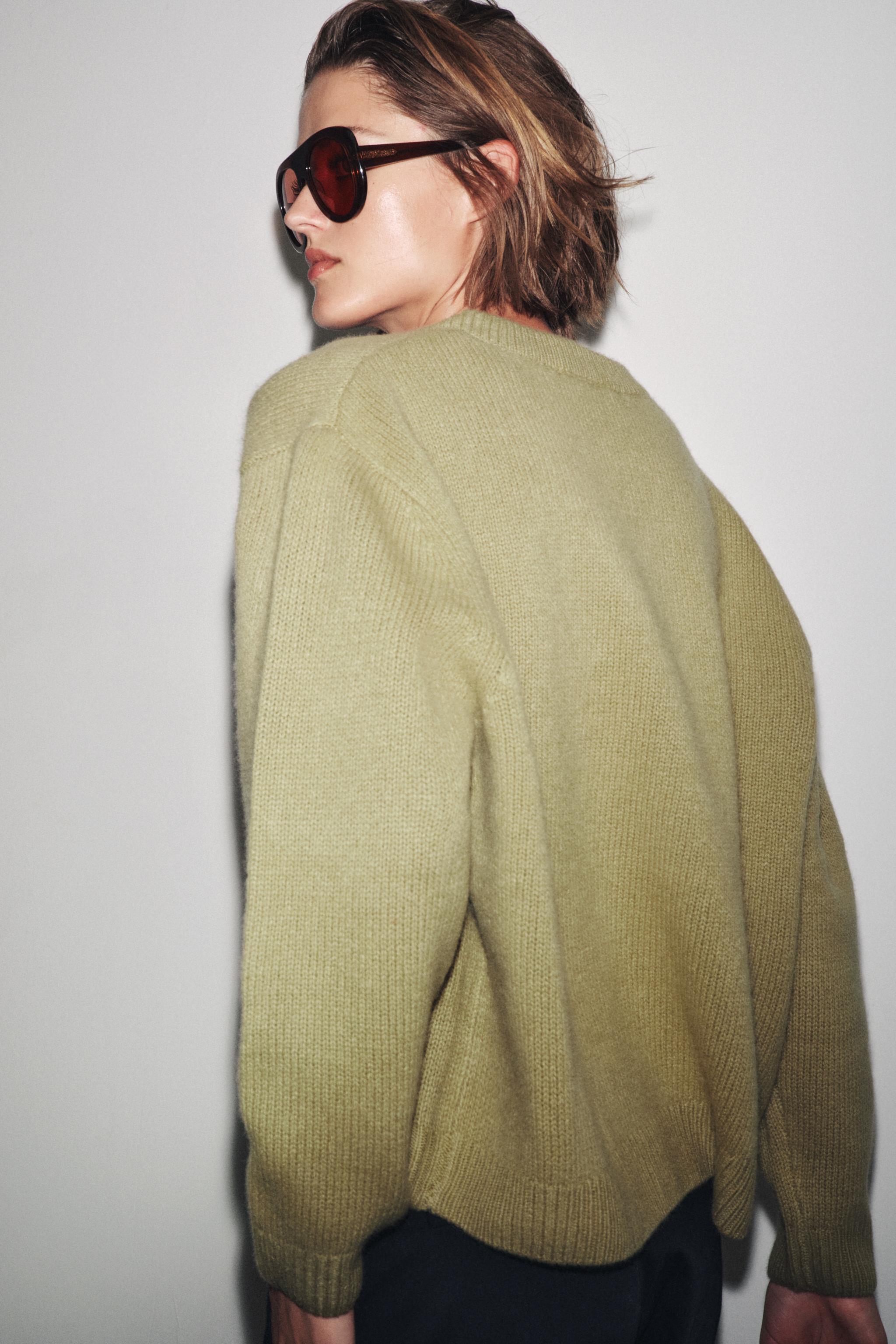 100% WOOL BASIC KNIT V-NECK SWEATER