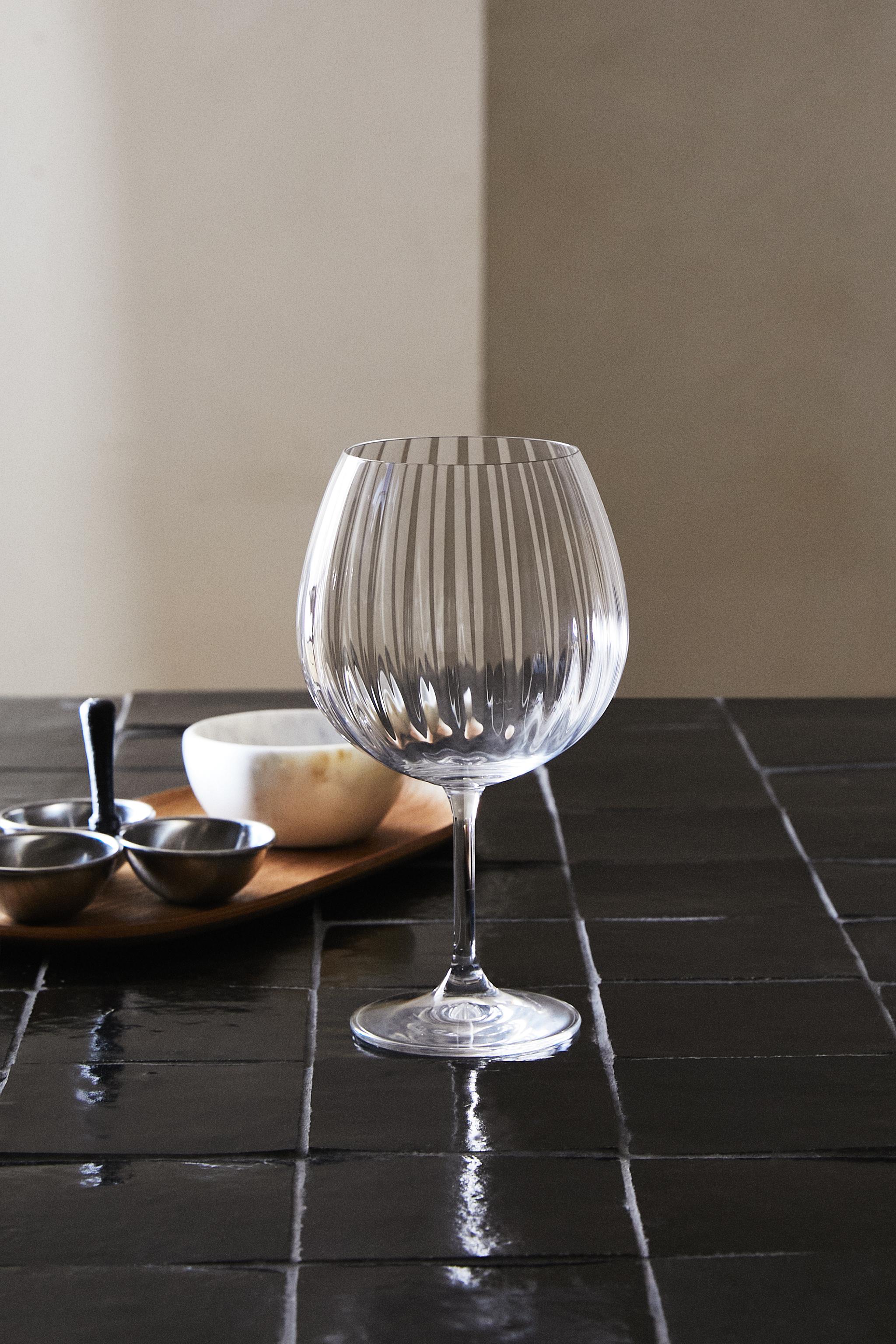 CRYSTALLINE GLASS WITH A RAISED DESIGN