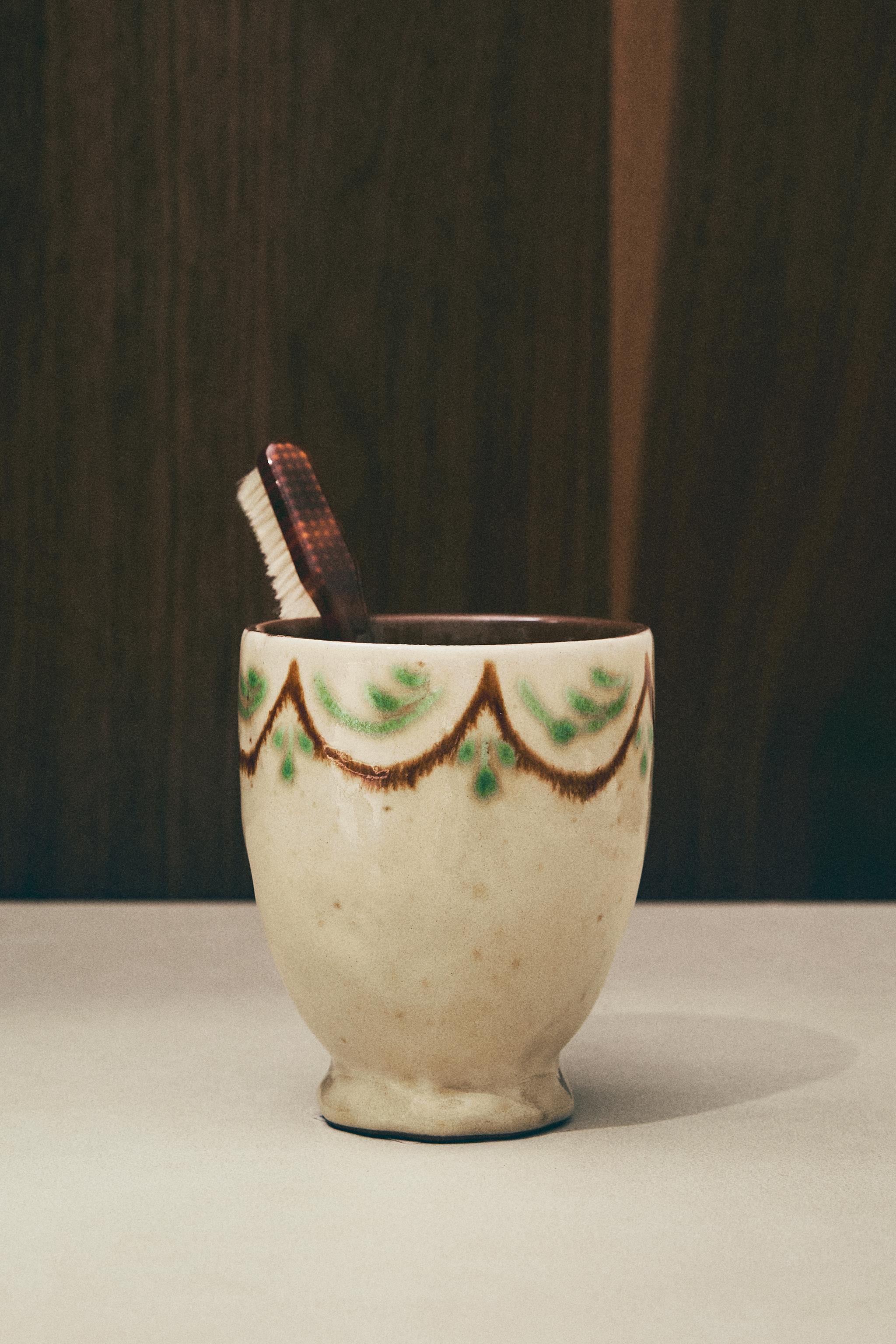 PAINTED CERAMIC TOOTHBRUSH HOLDER