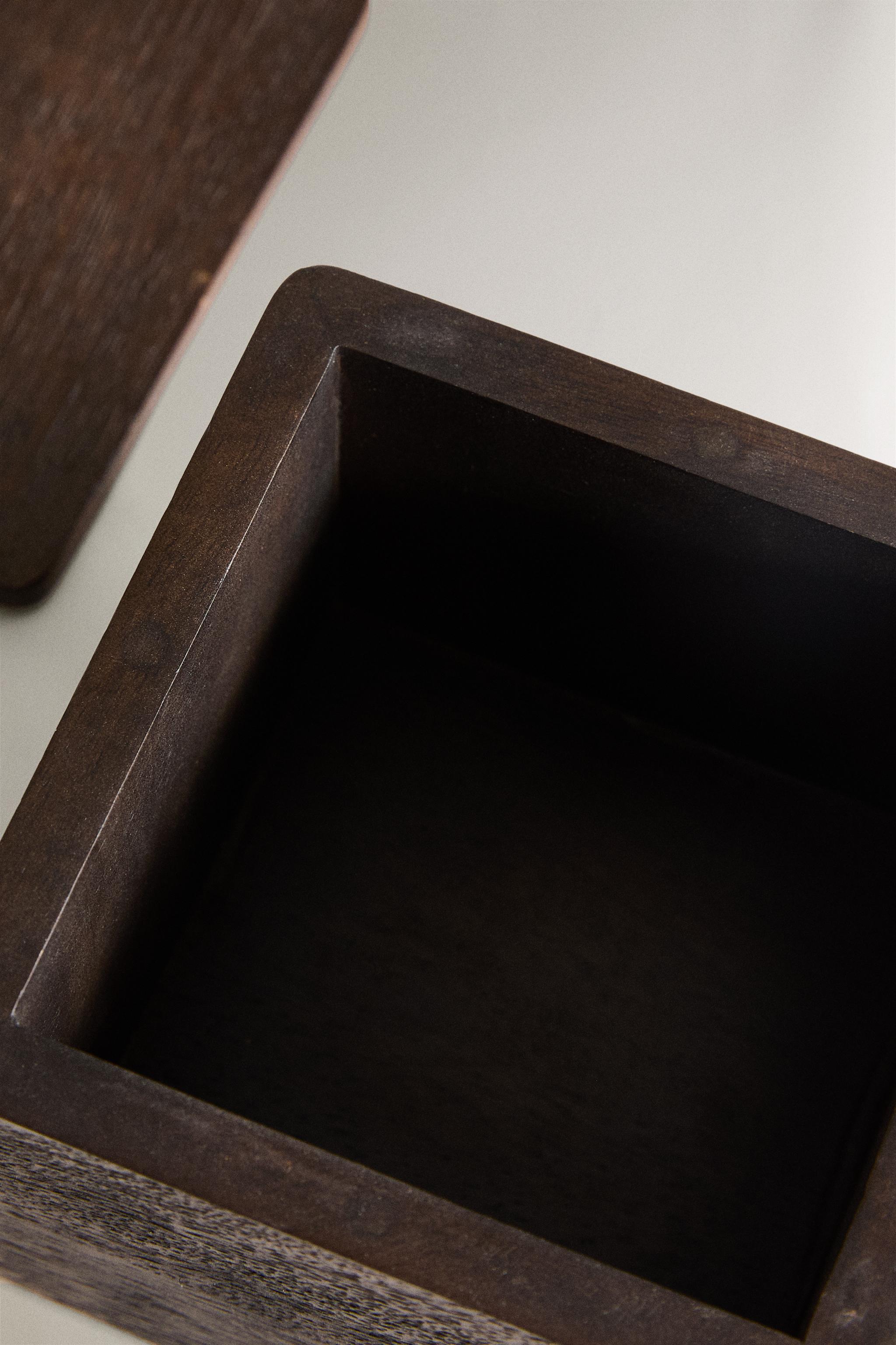 WOODEN BOX WITH A MAGNET